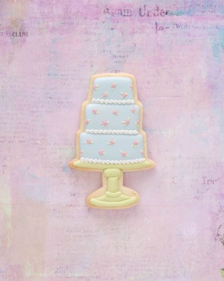 KUNIKAのインスタグラム：「Three tier layer cakes🎂🎂🎂﻿ ﻿ お気に入りは、水色のケーキです🧊﻿ ﻿ #artofkunika」