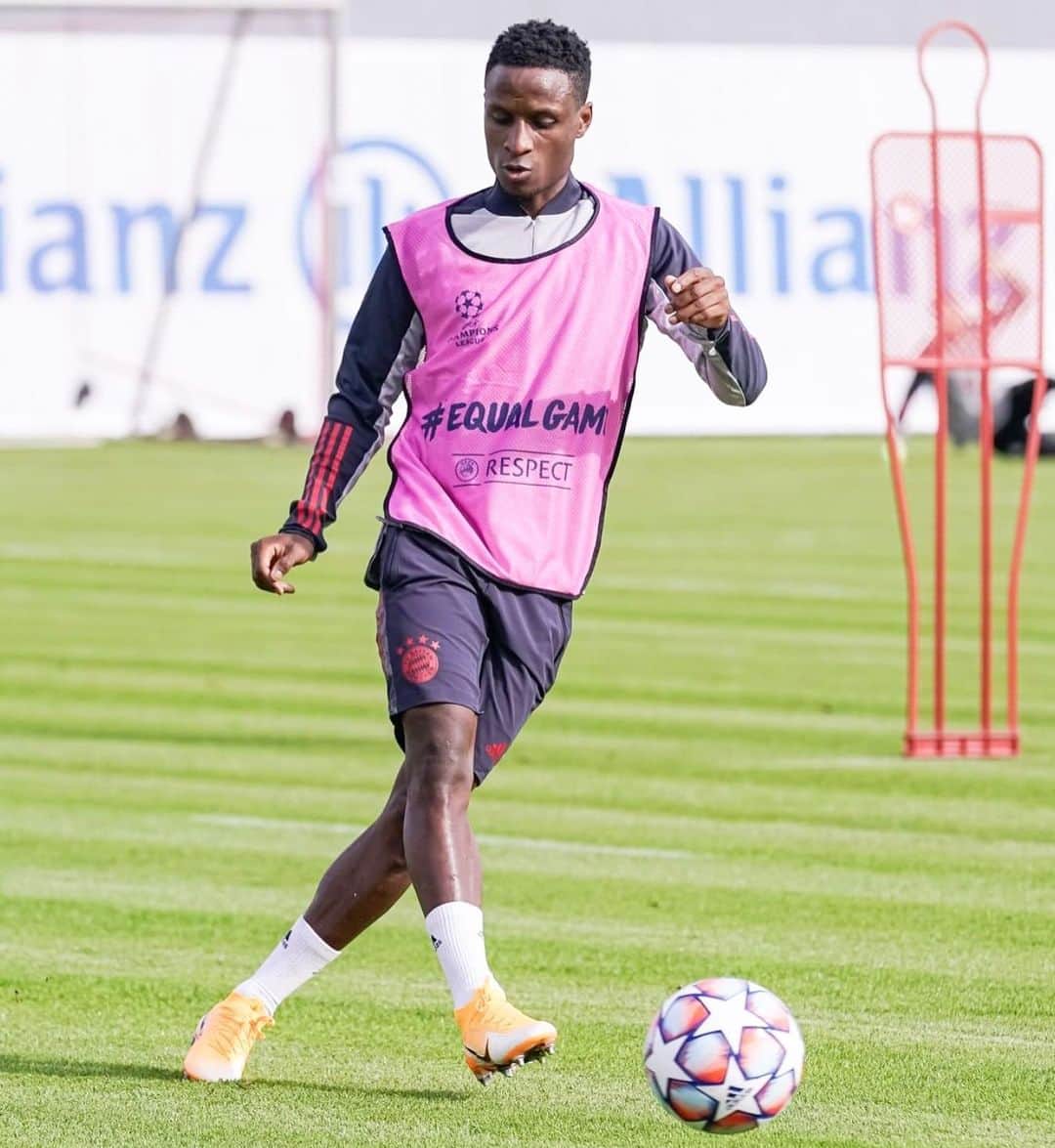 ブナ・サールのインスタグラム：「UCL VIBES 💫 @championsleague #miasanmia 🔴⚪️」