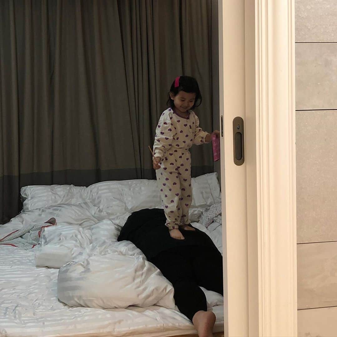 パク・ジョンチョルのインスタグラム：「이모 나 마사지 잘하죠?^^ #건강하세요이모 #곧40이자나요🤣」