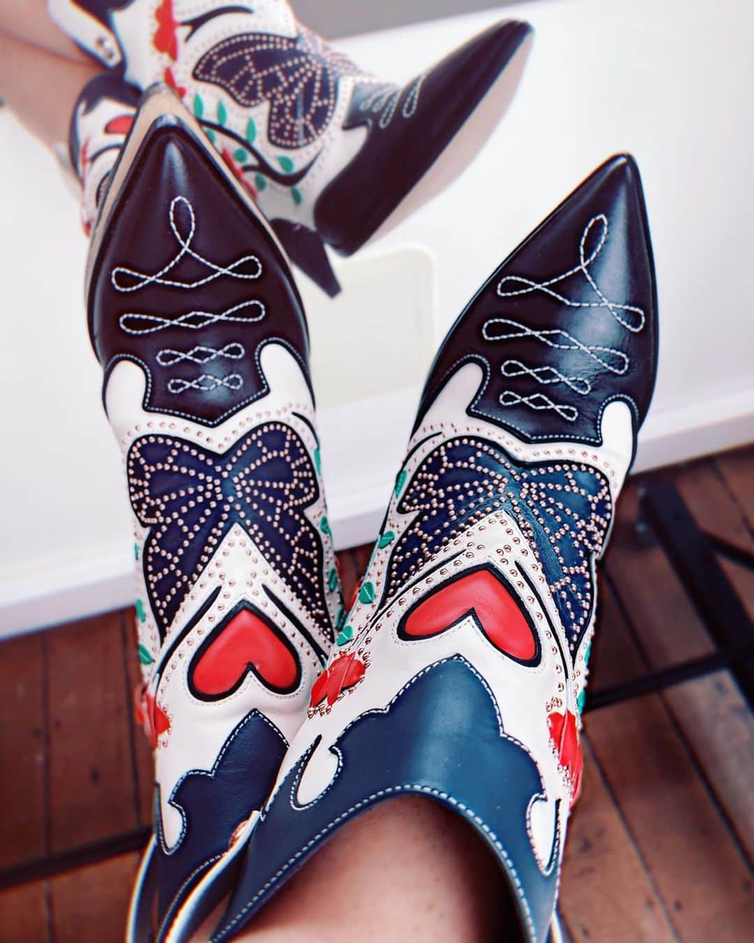 SOPHIA WEBSTERさんのインスタグラム写真 - (SOPHIA WEBSTERInstagram)「My new 'Shelby' are our most detailed, intricate bootie to date and we have only 50 precious pairs made this season ❤️. From the studded butterfly and quilted heart to the hand-worked leather flowers with appliqué leaves, she really is a beauty. S x 🦋⁣ ⁣ #SophiaWebster #SophiaInSophias⁣」10月20日 20時58分 - sophiawebster