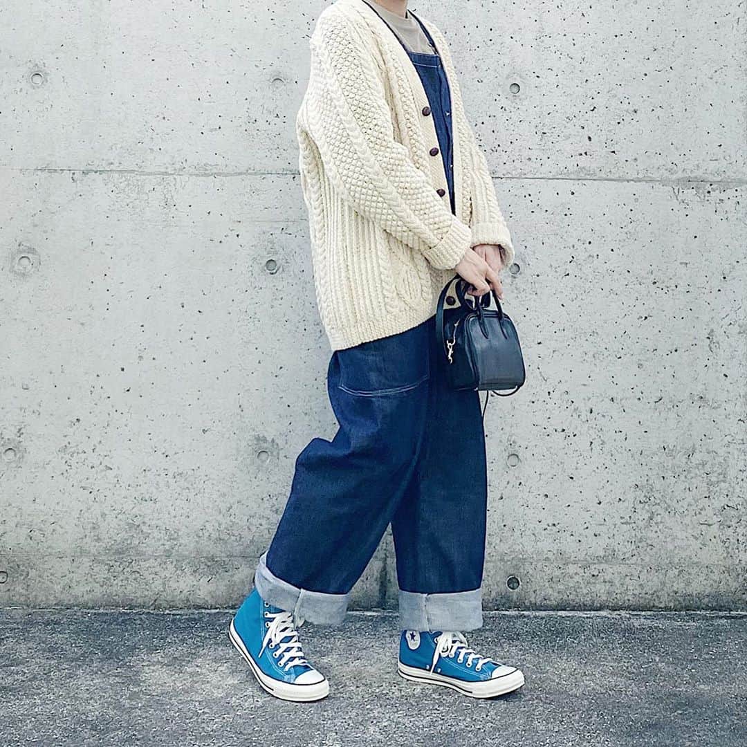 ryokoさんのインスタグラム写真 - (ryokoInstagram)「▪︎ . 今年もニット出しました。 毎年着ている古着のニットカーディガンと デニムのオーバーオール。 . . . knit #usedclothing  overalls #harvesty bag #artsandscience  shoes #converse」10月20日 20時59分 - ryo___ka