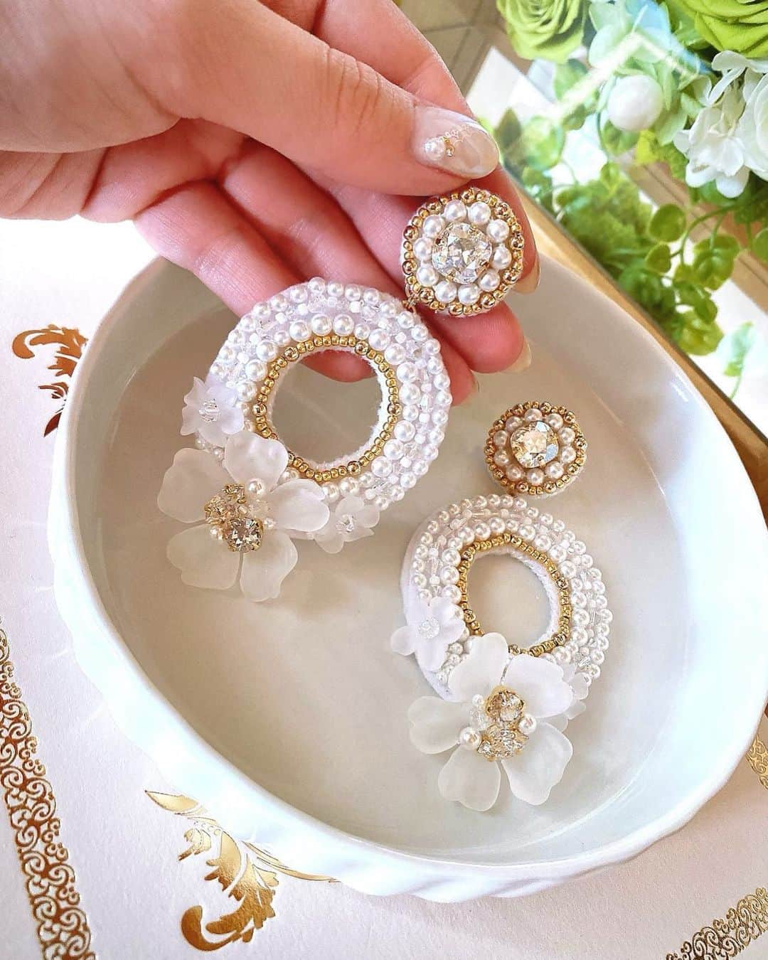 ドーキンズ英里奈のインスタグラム：「ビーズ刺繍のピアス👑 ⠀ ⠀ 結婚式で白ドレスに合わせてつけました🥰 ⠀ ⠀ 大ぶりで、パールがいっぱいで ストーンとゴールドでキラキラして ゆらゆらもしてほしくて ⠀ 初めてビーズ刺繍に挑戦してみたけれど かなり楽しかったです◎ ⠀ ⠀ フェルトにビーズを縫い付けていくんだけれど 1粒1粒縫うごとに、可愛くて手が止まる…笑 ⠀ 自分で作っておいて言うのもアレですが 大満足でした💓  ⠀ ⠀ ⠀ #ビーズ刺繍#ビーズ刺繍初心者 #メイドバイドキン#ハンドメイド好きさんと繋がりたい#結婚式#ブライダルアクセサリー #ブライダル#貴和製作所」