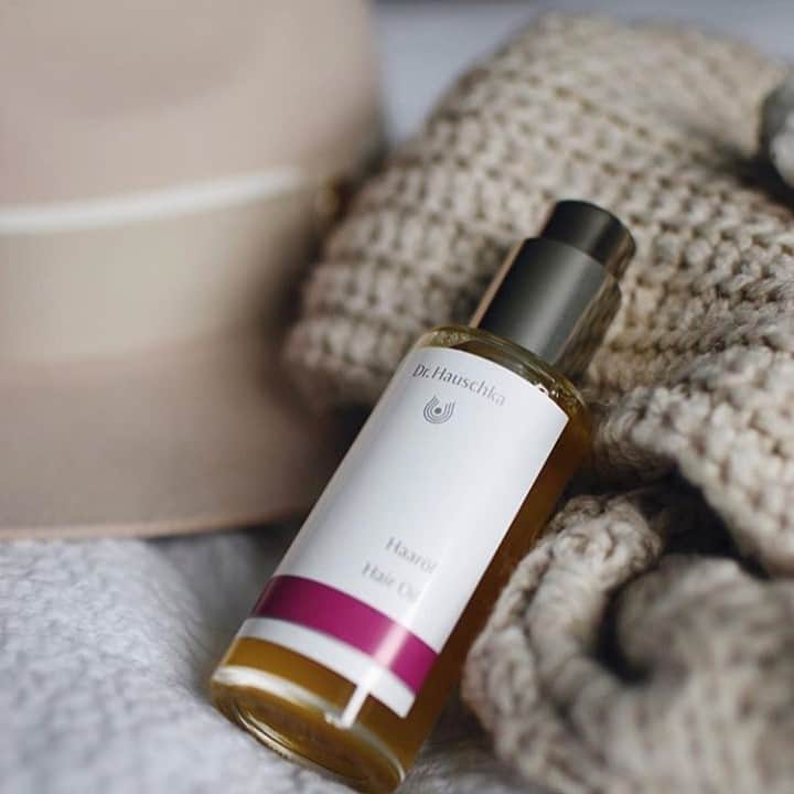 Dr. Hauschka Japan ドクターハウシュカのインスタグラム：「【季節の変わり目のヘアケア】⁠ 10月20日は「頭髪の日」⁠ 季節の変わり目は特に抜け毛や、髪のハリやコシが⁠ 気になる方も多いのではないでしょうか。⁠ .⁠ .⁠ Dr.ハウシュカのシリコンフリーのヘアオイルは、⁠ ゆらぎかちな頭皮のバランスを整えていきます。⁠ ミラクルニームと呼ばれ、インドでは「村の薬局」⁠ の別名をもつ常備薬ハーブがキープランツです。⁠ 髪にハリやコシを与えてゆきます。⁠ .⁠ .⁠ シャンプー前に頭皮にオイルを揉みこみながら⁠ 簡単にマッサージしたあとにシャンプーすると⁠ 頭皮の保湿をしながら乾燥やオイリーに傾きがちな⁠ バランスを整えていきます。⁠ .⁠ .⁠ 洗い流さないトリートメントして、髪にうすく⁠ 塗っていただくのもおススメです。⁠ .⁠ .⁠ #drhauschka  #drハウシュカ#ドクターハウシュカ　#ナチュラルコスメ#オーガニックコスメ#スキンケア#ヘアケア　#ヘアオイル#オーガニックヘアケア#保湿#ホリスティック#ニーム#海外コスメ#ハーブ#100％ナチュラル#ノンシリコン#ノンケミカル #自然派#organic #ヘアオイル#天然香料#頭皮ケア #乾燥対策#ナチュラルヘアケア # 頭皮クレンジング#ニーム#自然派#ボディオイル#オーガニックコスメ好きな人と繋がりたい#トリートメント#ユニセックス」