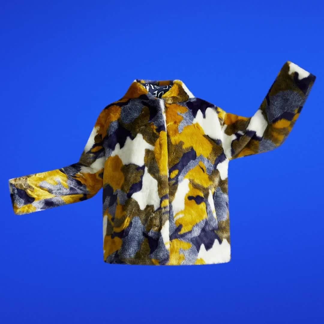 デシグアルのインスタグラム：「That’s me. Furry and expanding. An oversize hug, cheeky and cuddly, on the street. Your streetstyle teddy. #laPuppetJacket」