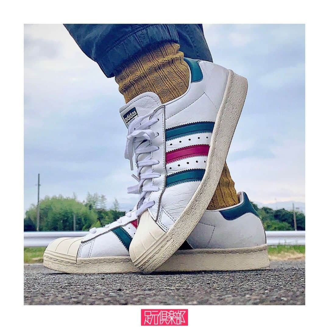 足元倶楽部 公式アカウントのインスタグラム：「ブランド : adidas Originals (@adidasoriginals ) モデル名 : SUPERSTAR 80s "Green Ruby" . (@dj_fatta )さんの #足元倶楽部 . スニーカースナップは @ashimoto.club でポスト&チェック！ . #adidas #adidasoriginals #adidassuperstar #superstar80s #足元クラブ #足元くら部#足元#あしもと倶楽部 #スニーカー #スニーカーコーデ #スニーカー同好会 #キックス #靴 #コーディネート#スナップ#ファッションスナップ #ストリートスナップ #お気に入りの一足 #今日の逸足#逸足 #운동화 #kicks#newkicks」