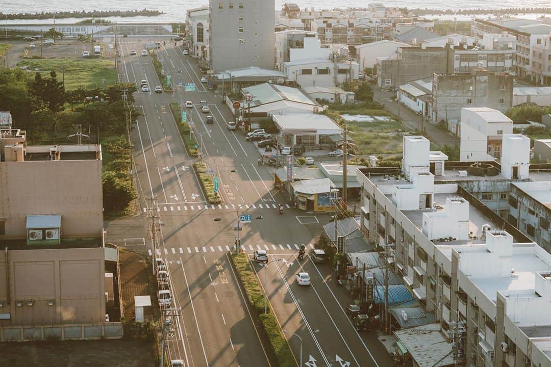 李翔のインスタグラム：「#茄萣﻿ ﻿ 海風徐徐﻿ 站在頂樓看著夕陽﻿ 想起了應該要獨處的時光﻿ 每段旅程中﻿ 我在乎的只是一份安心﻿ 有說有笑的﻿ 尋找自己感覺親切的地方﻿ 也許路不好走﻿ 又或是一個難以到達的地點﻿ 不過不擔心﻿ 只要那個地方能滋潤內心﻿ 這趟旅程就有印在記憶中的感動﻿ ﻿ #AsiaMiles #亞洲萬里通 #哩享人生 #用哩程看見美好生活﻿」