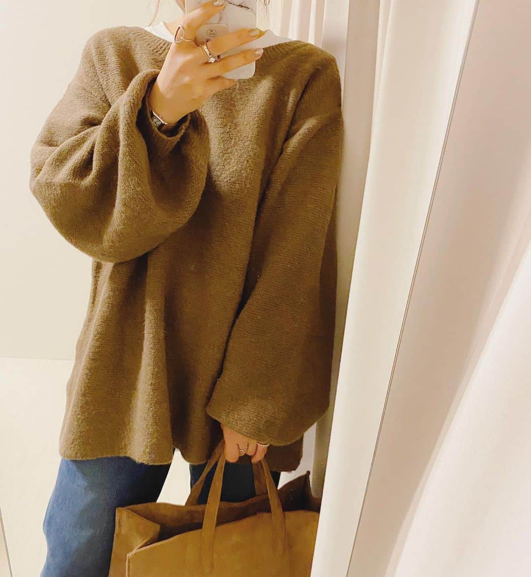 aiaiのインスタグラム：「お袖のボリュームが可愛いニット🧶  @titivatejp   #titivate  #オーバーサイズルーズニット #ニット  #ニットコーデ  #セーター  コーデの詳細はブログに書いています  𖤐𖤐𖤐𖤐  #fashion#outfit#style#coordinate#instagood#ootd#pic#instapic#コーデ#コーディネート#スタイリング#プチプラコーデ#本日のコーデ#大人カジュアル#プチプラ  #カジュアル ##アラフォー #アラフォーコーデ #アラフォーファッション#ジーンズコーデ#ざっくりニット#ブラウンコーデ」