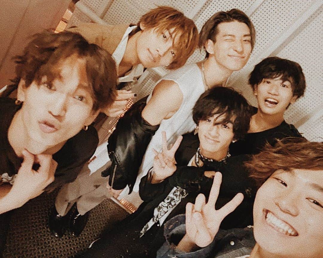 古幡亮（WATWING）のインスタグラム：「"TSUMUGU LIVE" 終演後の笑顔✌︎ . . #こう見るとWATWING秋仕様ですね #アーカイブは10月24日まで！ #セットリストもこだわったよ🤤」