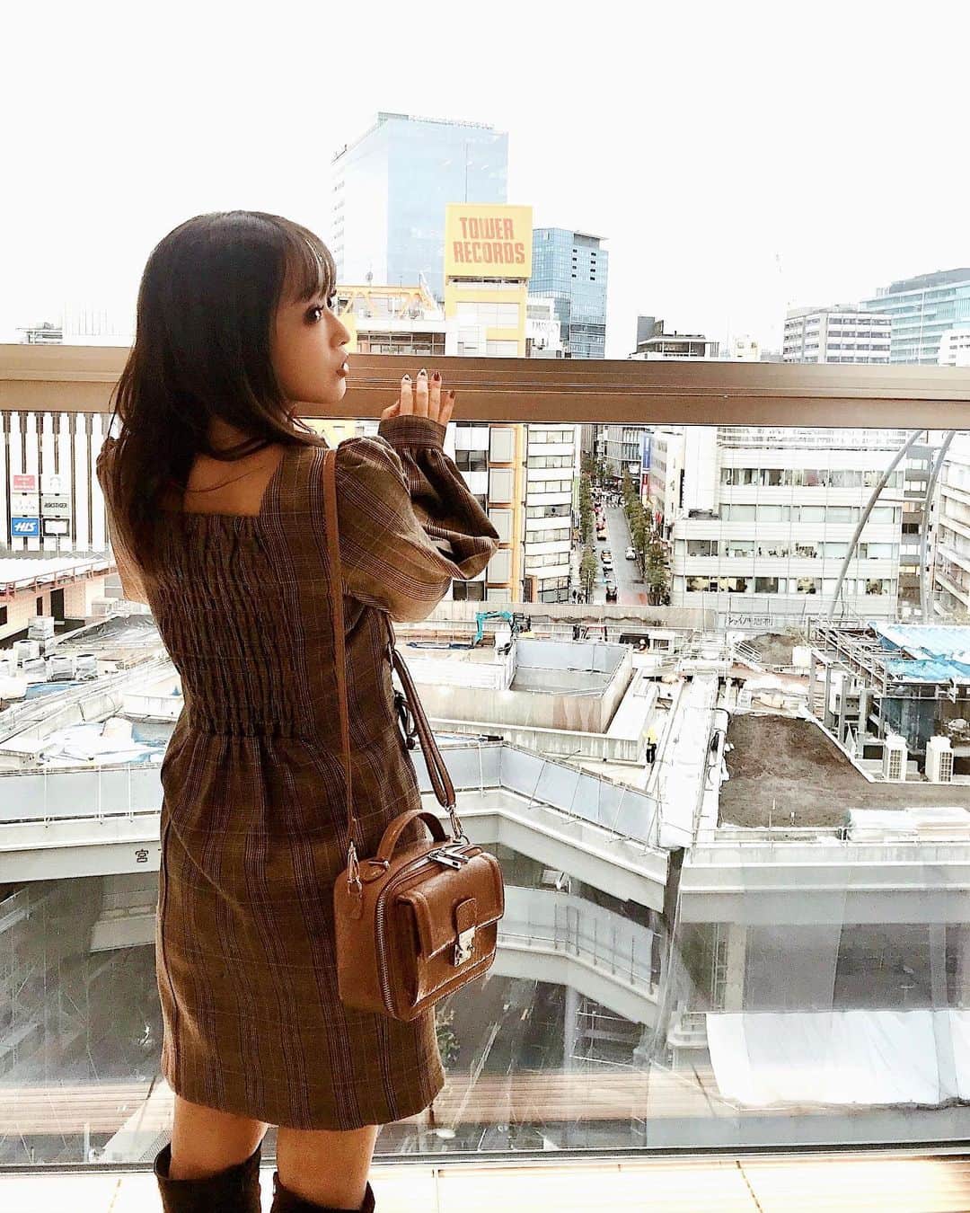 村崎英絵のインスタグラム：「iPhone見返していたら気づいた！この工事現場は宮下公園作っていたんだ😳💗この時は渋谷駅作ってる途中だと思ってた笑 …逆に私がいた場所はどこだったんだろう？🤔💭 ㅤㅤㅤㅤㅤ ㅤㅤㅤㅤㅤ ㅤㅤㅤㅤㅤ ㅤㅤㅤㅤㅤ  ㅤㅤㅤㅤㅤ #今しかない瞬間  #低身長ファッション #低身長コーデ #おちびコーデ #146cm  #セシルマクビー #チェック #チェックワンピース #ミニワンピ #ベージュコーデ」