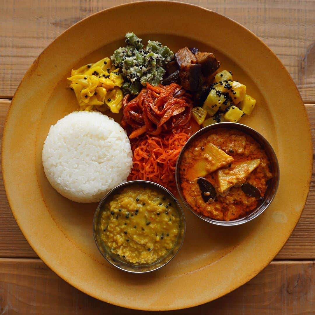 CHIKAのインスタグラム：「カレー記録🍛 *. いつかのカレー。 在宅勤務でとにかくお腹が減ってて慌てて盛り付けて食べたから後から見返すともう少しちゃんと盛り付けすればよかったな、と反省🙈🙈🙈 「適量」ってのが難しくていつも作りすぎちゃう。 作りすぎるこの癖をどうすればいいのかな、、、 *. *. *. #スパイスカレー#カレー#カレー部#スパイス#curry#spice#spicecurry#spices#おうちごはん#イイホシユミコ#カレー記録」