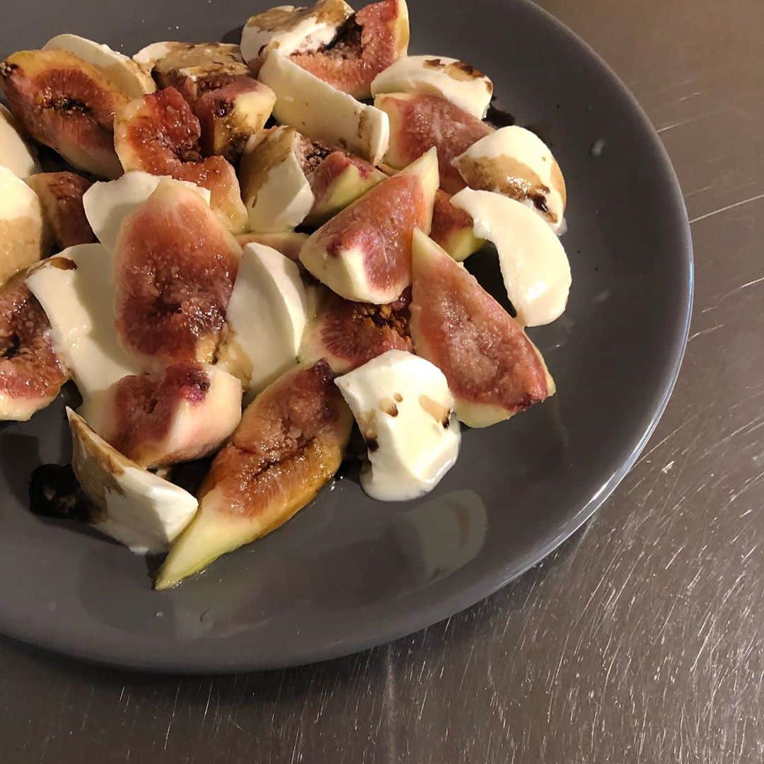 のインスタグラム：「. お夜食😋 バチェロレッテのお供に📺 . #いちじく」