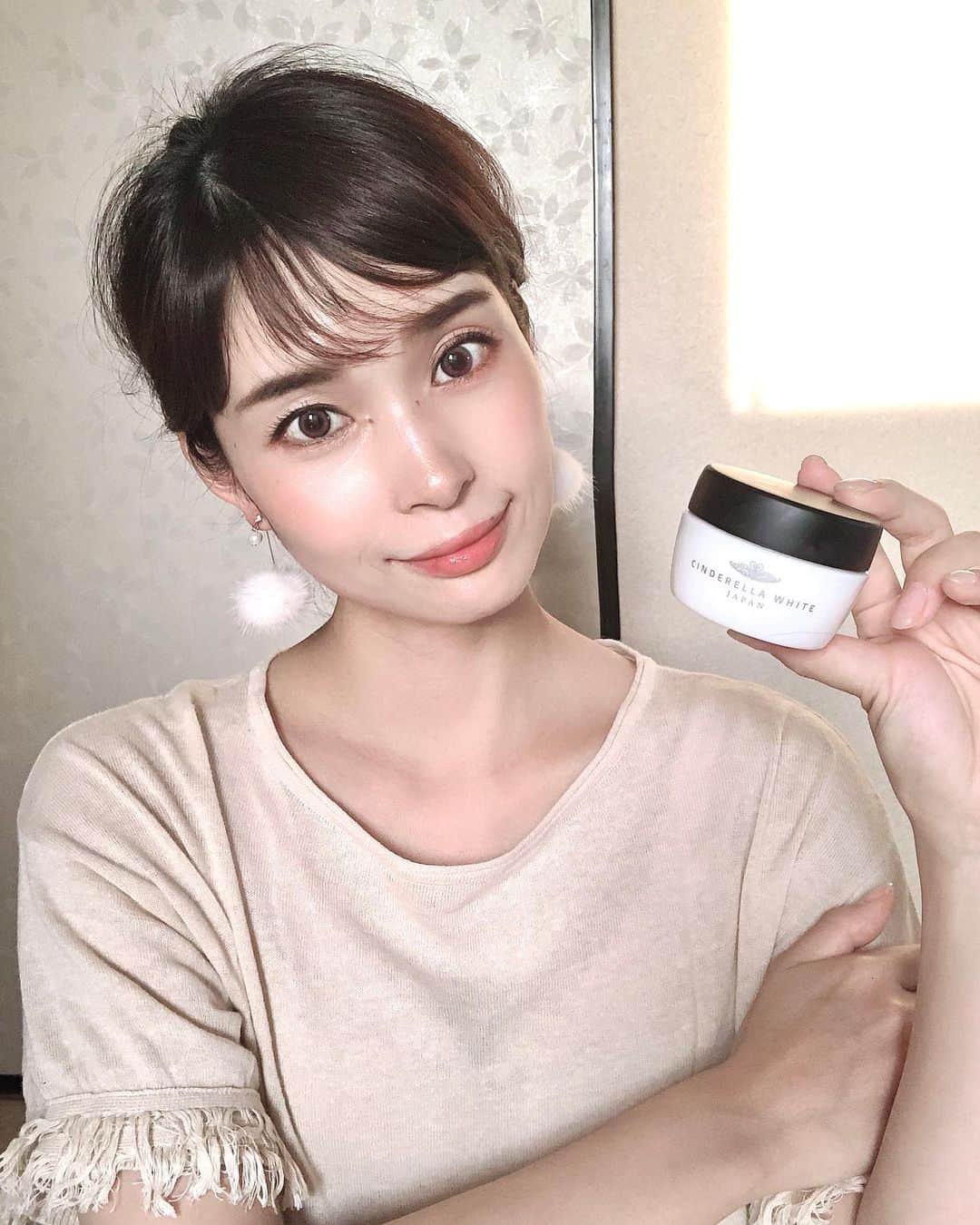 三佐和あやのインスタグラム：「1本16役？！ 形状記憶成分配合のリフトアップ&美白オールインワンジェルのシンデレラホワイト👸 @cinderella_white2020   ﻿ 📌レポです！﻿ ﻿ オールインワンジェルの常識を覆す仕上がり🎶というのが 売りの美容アイテムなのですが、﻿ 確かに オールインワンジェルって、﻿ 使い始めは調子が良くて 便利で時短で確かにいいんだけど ﻿ 使いつづけるうちに 保湿足らないなってう日が必ず出てきて、﻿ 結局 化粧水つけてから、補うということがあるんですよね。保湿ができてるようで出来てないんだと思います。 ﻿  シンデレラホワイトは、使い心地はさらっとしていて伸びが良く、﻿ あっという間にスキンケアが終わっちゃうのですが、実際 朝まで潤いが続きます。﻿ たまに 昼まで眠ってても 乾燥しておらず、﻿ かといって、べたっとしているわけじゃない。﻿ ﻿ 中まで浸透して保湿をしてくれてるんだなぁ〜という 実感ができます🤲﻿ ﻿ ☑︎リフトアップ成分オシリフト、﻿ ☑︎形状記憶成分PEG-240、﻿ ☑︎各種の植物由来美白成分、﻿ ☑︎ヒアルロン酸、コラーゲン、セラミドたっぷり配合﻿ ﻿ 1本16役の内容が知りたい方は﻿ @cinderella_white2020 のプロフィールURLからAmazon購入サイトに飛べるので、﻿ 詳細みてみてね♪﻿ 定期購入の縛りとかないタイプなので気楽だと思います〜😚💕﻿ ﻿ よかったらお試しあれ〜✨✨﻿ ﻿ ﻿ #pr #美容 #美肌ケア #美肌 #美容女子#美容好きな人と繋がりたい#美容好きさんと繋がりたい﻿  #大人女子 #美肌 #美容 #スキンケア #アンチエイジング #エイジングケア #スキンケア #ホームケア#beautiful #ママ #アラフォー #アラサー#シンデレラホワイト #オールインワンジェル #オールインワンゲル #美白 #リフトアップ #保湿 #シワ #スキンケア ﻿」
