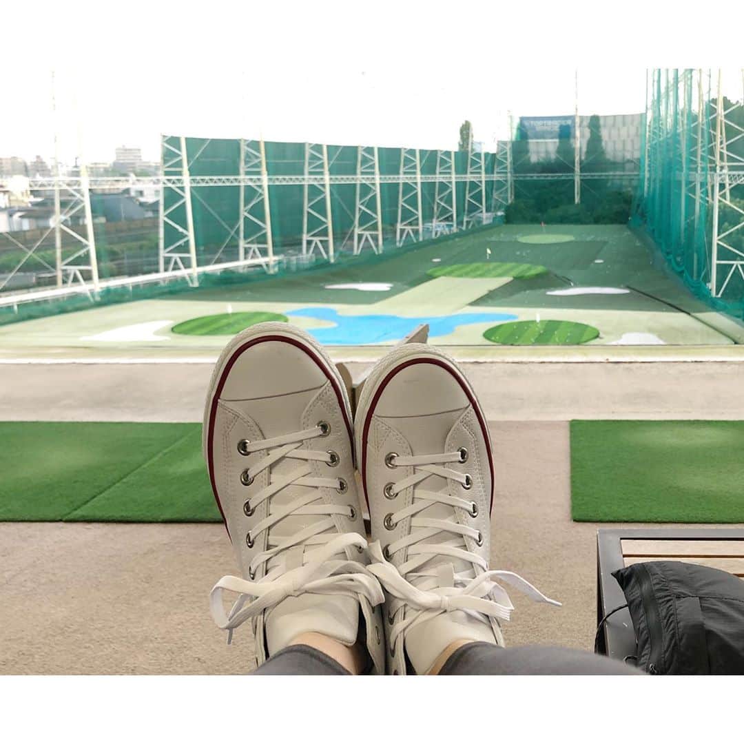 太田彩乃のインスタグラム：「今朝は第2回朝活ゴルフ部🏌️‍♀️ あーもう、早くも壁にぶち当たり。笑 でも今日からコンバースのゴルフシューズと一緒だから頑張れるっ！！ . . #golfstagram #朝活 #ゴルフ部 #コンバースゴルフ #ゴルフシューズ #お兄ちゃんからの誕生日プレゼント #打ちっぱなし #ウッドは嫌い」