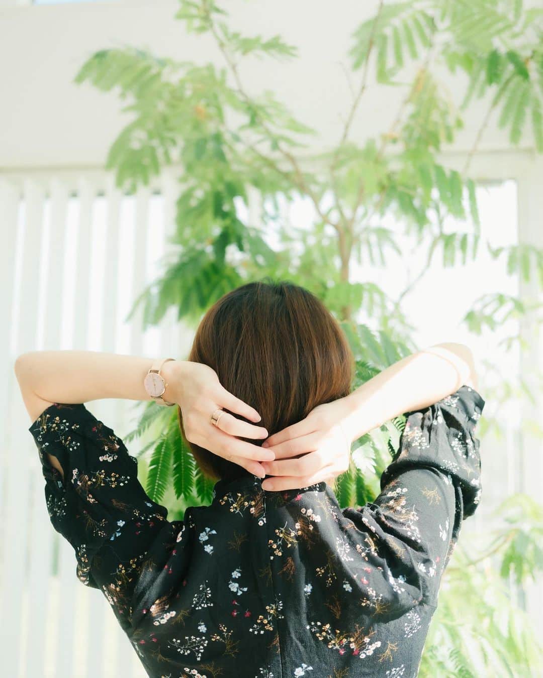 sorayuchiのインスタグラム：「・ すっかり朝晩は寒くなりましたね🍁秋の写真撮りたい📷 ・ 以下PRです☺︎ ダニエルウェリントン様よりピンクダイヤルの女性らしい時計とリングを頂きました✨時計もリングもシンプルなので、どんな服装にも合わせやすい(*´꒳`*) ・ #ダニエルウェリントン  #DWピンクメッシュ」