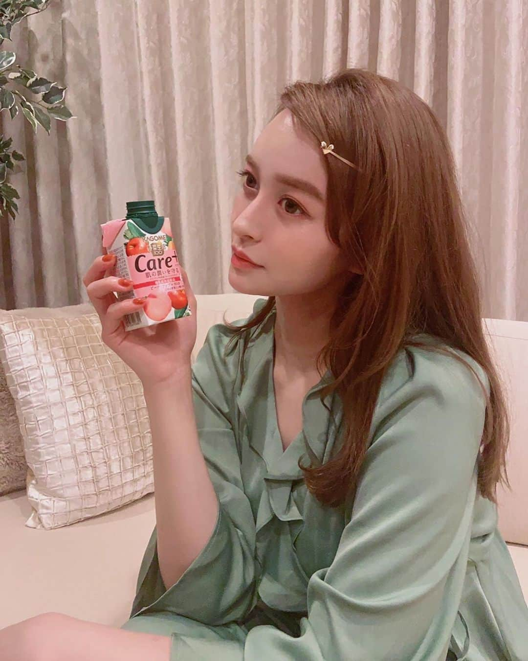 野崎萌香さんのインスタグラム写真 - (野崎萌香Instagram)「いつも飲んでる “野菜生活100”の 新シリーズからなんと インナーの保湿ケアもできる商品が 発売したみたいで 飲んでみたら美味しくてびっくり！  新商品の「野菜生活100 Care+」 ピーチ・アップルmixは 14種の野菜と3種の果実を使っていて 砂糖・甘味料不使用なのも とろとろの桃の味わいが飲みやすいよ♥️  手軽においしく、 健康をサポートしてくれて 尚且つ嬉しいのは“肌の潤いを守る”のに役立つ パインアップル由来の グルコシルセラミドが配合されていて これからの乾燥が気になる季節でも インナーケアと肌の乾燥が 気になる方に是非おすすめです🥺❣️  #ケアプラス#野菜生活100#カゴメ#PR   @kagome_jp」10月20日 21時08分 - moeka_nozaki