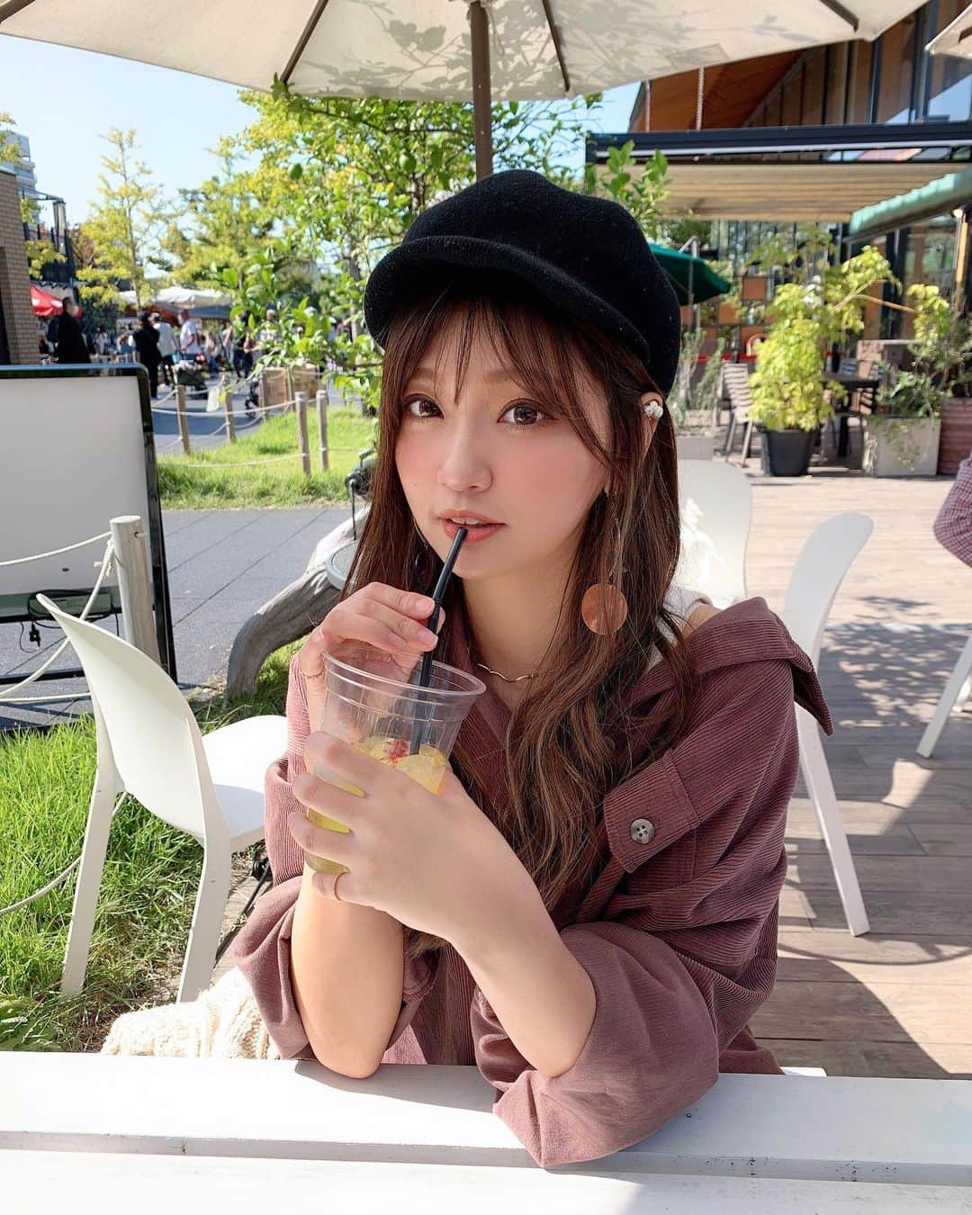 いっちゃん/嶋津 いつみのインスタグラム：「. . お天気が良かったから 友達とまったりお出かけしてきたー🙆‍♀️❤️ . . . . . 2枚目3枚目は素過ぎるけど クシャ顔のリクエストをたくさんいただいたので 載せますー🙄✨💨💨💨ww . . . . . . お洋服は友達の @marika_kajiwara  ちゃんが 作ってるやつよ🙌🏻💕 . . . . .  #関西  #関西サロモ  #サロンモデル #サロモ #いっちゃん  #フリーモデル #関西モデル  #あざといっちゃん #かわいっちゃん #いっちゃんコーデ #ブライダルモデル #アレンジモデル #ヘアカラー  #ヘアアレンジ #くしゃ顔」
