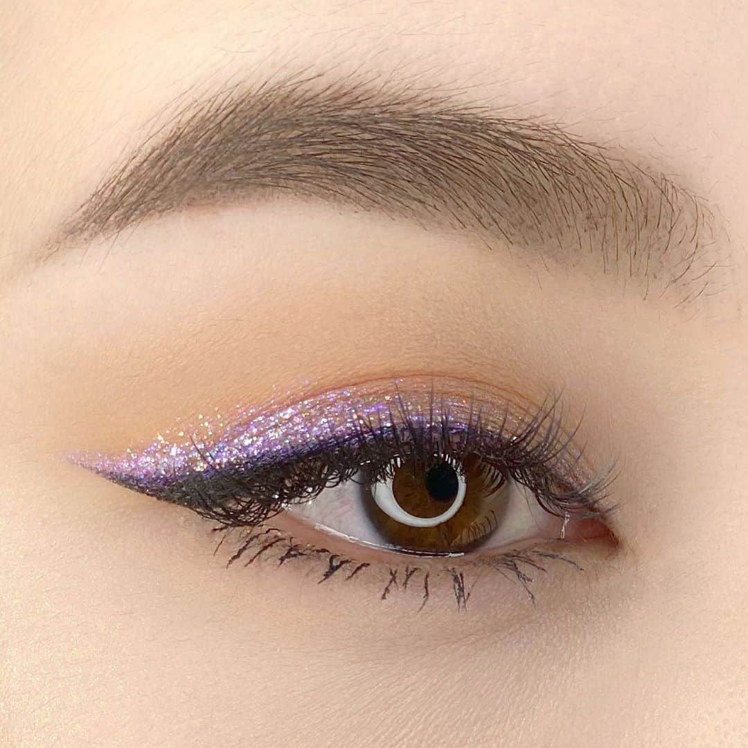 M∙A∙C Cosmetics Japanのインスタグラム：「新たにM･A･Cのグローバル ブランド アンバサダーに就任した BLACKPINKのLISA @lalalalisa_m のメイクルックにチャレンジ✨ ㅤ 仕上がりはスワイプしてチェック🖤💜! #MACLOVESLISA ㅤ 【EYES 使用製品】 ☑︎スモール アイシャドウ: エスプレッソ、ダーク ルーム ☑︎ダズルシャドウ リキッド: パンサータイズド、ダイヤモンド クランブルズ、ノット アフレイド トゥ スパークル ☑︎ブラシストローク ライナー: ブラシ ブラック ㅤ #MACCosmeticsJapan #MACCosmetics #MAC #MACコスメ #マックコスメ #コスメ#コスメ紹介#コスメ好き#コスメレポ #化粧品 #デパコス #コスメ部 #コスメマニア #メイク動画#メイク道具#美容大好き#メイクプロセス#トレンドメイク#秋メイク#メイクテク#キラキラ#キラキラメイク」