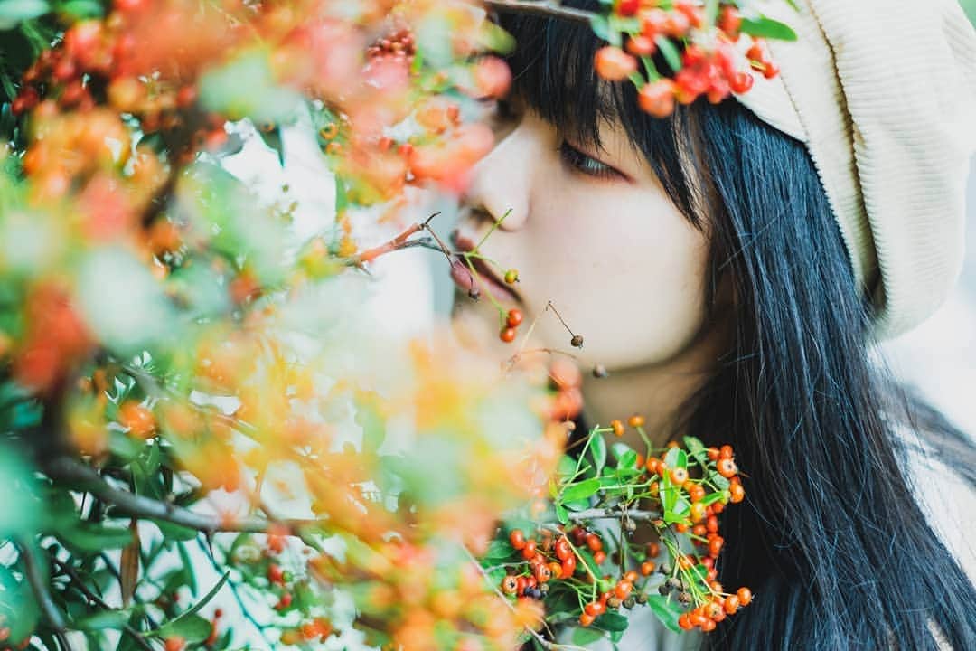 のインスタグラム：「冬がくる前に . . . . . . . . . . . . . . . . . . . . . . photo by高橋みのり #coregraphy  #スクリーンに恋して #キリトリセカイ #ファインダー越し私の世界 #good_portraits_world #photo_jpn #豊作祈願  #followｍe  #photography  #portraitmodel  #赤い実  #gn #透明感のある世界  #写真すきな人と繋がりたい #写真撮ってる人と繋がりたい  #東京カメラ部  #jp_portrait #celvoke  #toone」