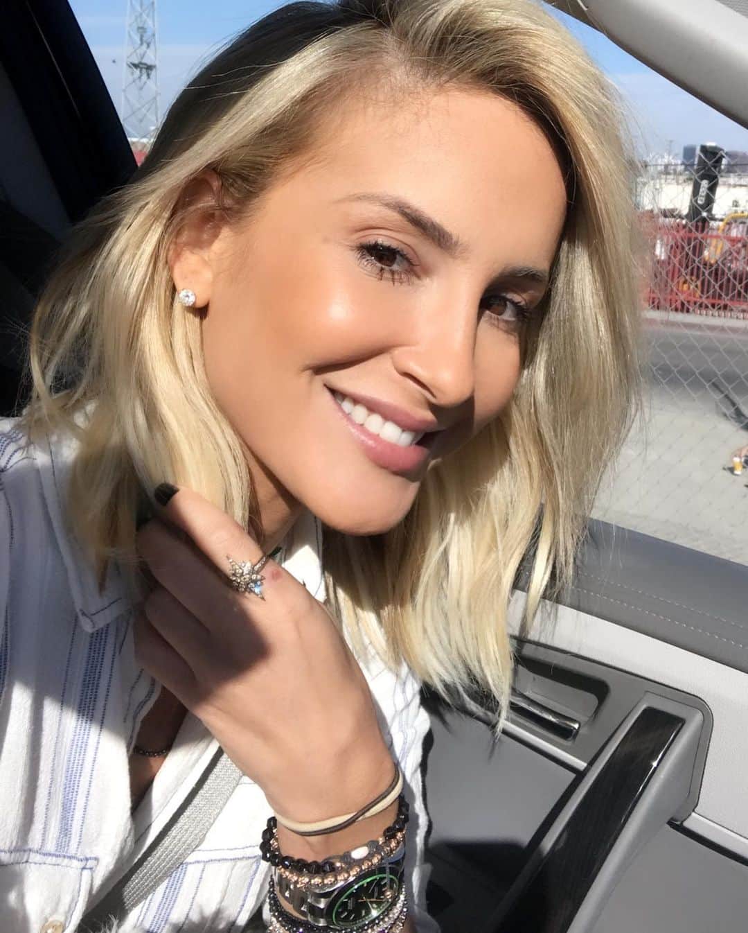 Claudia Leitteのインスタグラム：「Hoje nem é quinta, mas eu coletei uns cliques onde eu tô super Blond by @denisdesouza e de costas nuas, porque cortei sem piedade. Vocês curtiram esse loirérrimo+ #longbobhair ? Só pra saber! 💁🏼‍♀️ ps. uma cantora camaleônica ela, né? rsrsrs」