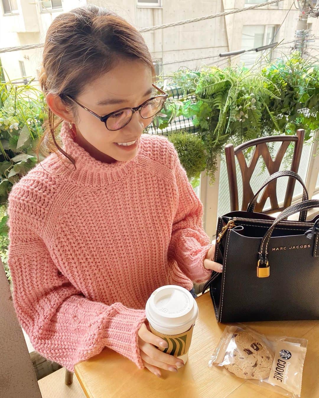 帆春のインスタグラム：「. 今日はいい天気でしたね！ . #starbucks #starbuckscoffee #coffee #カフェ #スタバ #ティーラテ #チョコ #クッキー #朝ごはん . #秋 #ニット #Knit #hm #handm #pink #メガネ #fashion #ootd #autumn #hair #make #oliverpeoples」