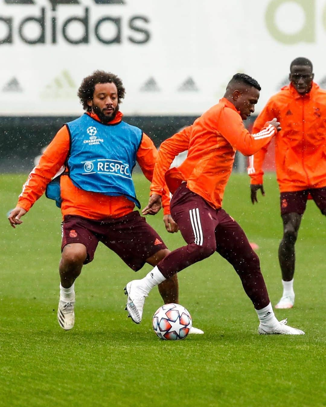 レアル・マドリードさんのインスタグラム写真 - (レアル・マドリードInstagram)「🌧️ Training in the rain! 💦 ¡Bajo la lluvia! 🔥 This @ChampionsLeague training kit! 🔥  #RMCity  #RMUCL」10月20日 21時19分 - realmadrid