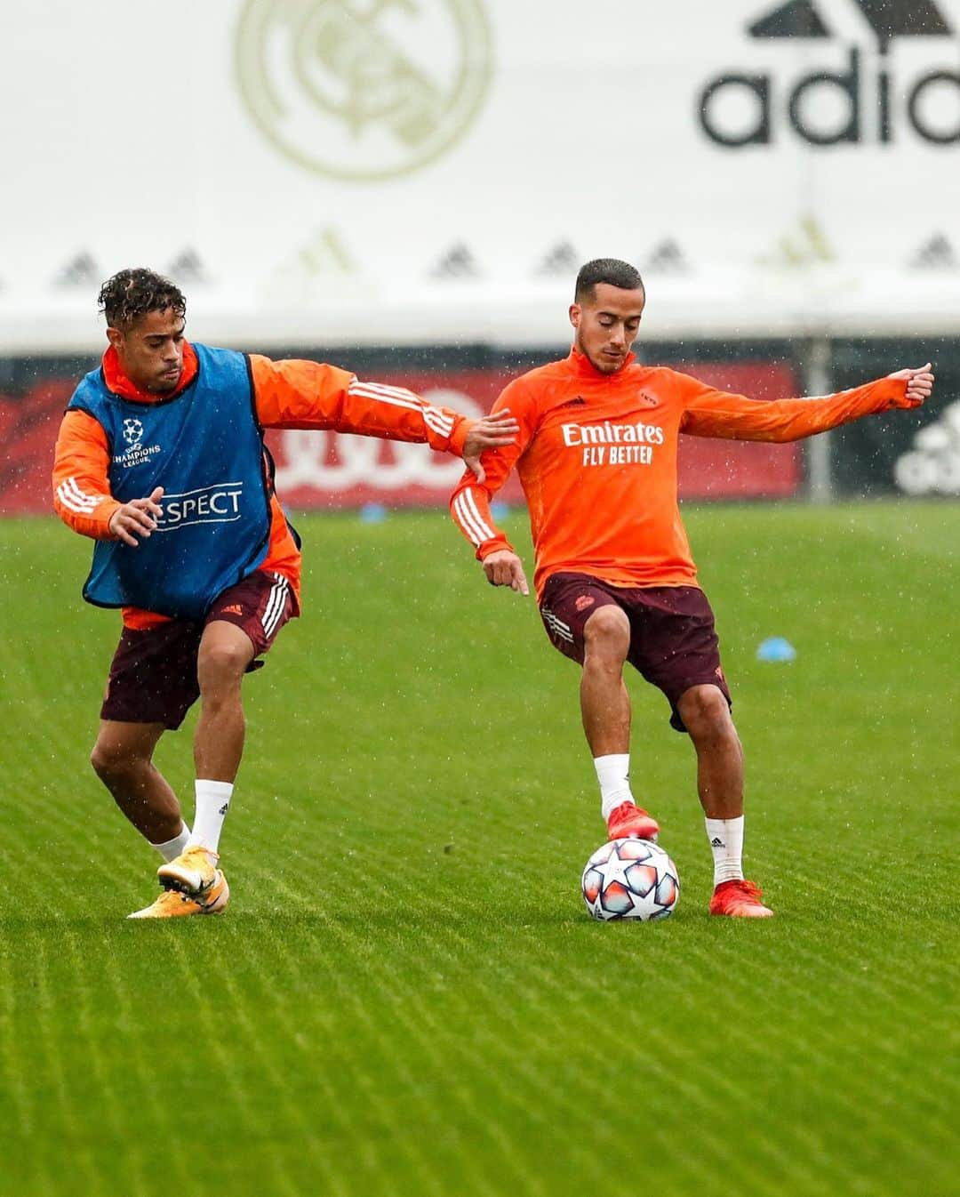 レアル・マドリードさんのインスタグラム写真 - (レアル・マドリードInstagram)「🌧️ Training in the rain! 💦 ¡Bajo la lluvia! 🔥 This @ChampionsLeague training kit! 🔥  #RMCity  #RMUCL」10月20日 21時19分 - realmadrid