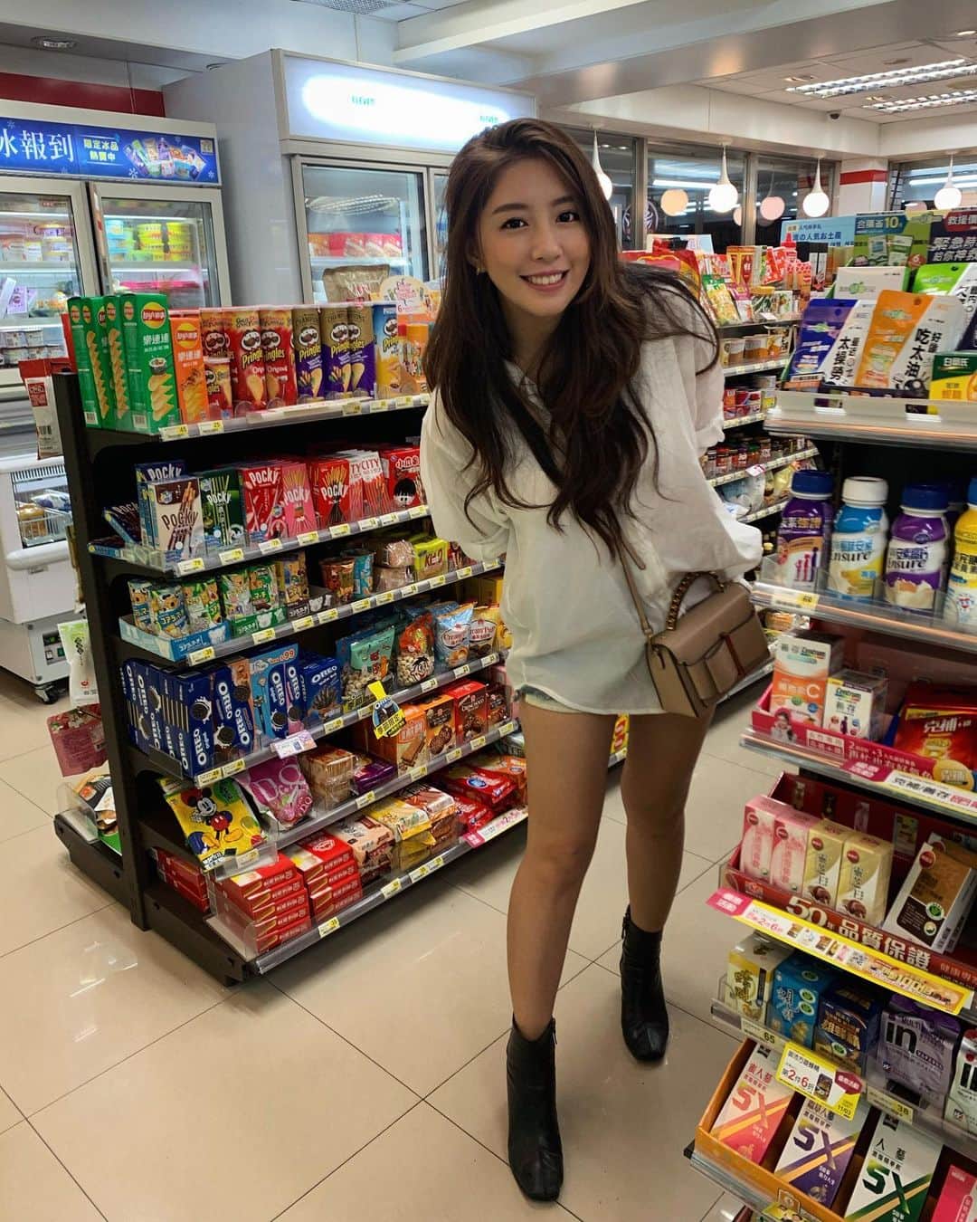 辜莞允（Nono Ku）のインスタグラム：「去便利商店巡田水找新品～ 覺得7的蟹膏比全家的好吃耶」