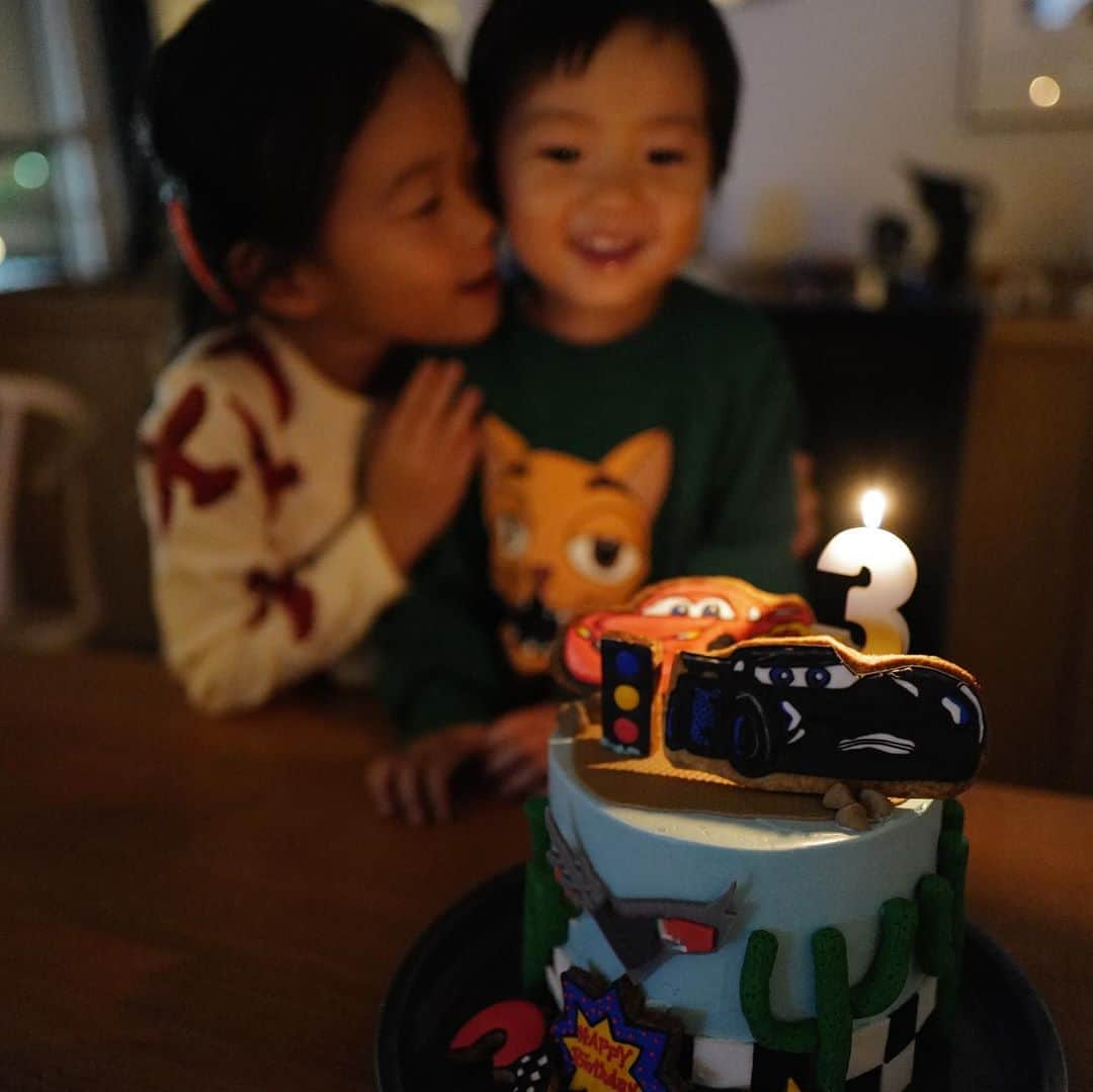 正中雅子さんのインスタグラム写真 - (正中雅子Instagram)「happy 3rd birthday👦🏻💙 * 今日は息子の3歳のお誕生日💙 *  @berry_ai ちゃんの大好きなカーズのケーキと、娘と息子の好物のハンバーグやマカロニサラダを一緒に作ってお祝いしました🎂 * 今日は。。。お仕事をギリギリまでしすぎて娘が小学校から帰ってくる時間に間に合わなくて近所の仲良しのママがすっとんで娘を家の前でピックしてくれて😭🙏本当にありがたくて😢#本当神様に見えた * バタバタとスーパーへ買出しいって、あ！！！ケーキのロウソクがない！！😱とレジでお店の人に聞いていたら横から　@mitsuko0315_threem が「ロウソク家にあるで」と横から偶然現れてロウソクもゲット😂🙏💙　#エスパーかな * なんだか、子育てって本当に周りに助けられてるな🥺🤍って、自分の周りにいる人達とだからこんなに子育ても楽しめてるなって改めて感謝した1日になりました🥺🙏❤️ * 長くなったけどそんな1日でした🥰 * 誰がどう見てもわんぱくなかわいい息子♡いつも「ママダイシュキ♡ママありがとう」って言ってくれるけど こっちの方がありがとう❤️大好き❤️生まれてきてくれてありがとう❤️ * #お誕生日#birthday#息子」10月20日 21時22分 - masacoshonaka