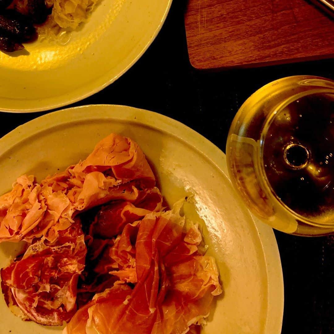 のインスタグラム：「感じの悪い話ですが、イタリアやスペインに行って、心ならずも生ハムリテラシーが上がってしまい、トーキョーのスーパーで売ってるパックとか、お店でも下手な人がスライスしたものに無言でケチをつけるような人間に成り果てているんだけど、麻布十番のFior Di Masoは、イタリア系として最高。この薄さ！！　溶ける。しかしここにはスペイン系はない。原木からナイフで削った無骨なアレは、なかなかお店では買えない。ワガママだけどぼくは両方食べたい。自分で切れよと思わないでもないが、原木のハモンイベリコを買ったとて、消化できる量ではない。ああ。そしてチーズはフランスがいい。伊西仏のトリコロール食卓が理想だが、さすがのトーキョーでもそれはなかなか叶わない。仕事帰りに行けるのは一ヶ所が限界だもん。でもさあ、こういう望みってさ、ひょっとして上海とかでは叶うんじゃないかと思うと、なんだか悔しい。じゃあそういう店があったとしても、下品だなあとか言いそう自分。ああ自分がめんどくさい。やっぱり現地に行くのがいちばんだな。と、かりそめのディナーでひとりごちております。」