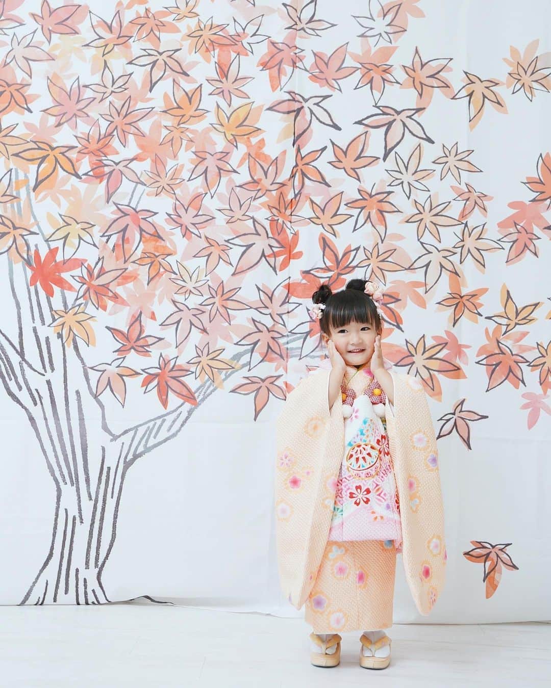 孫きょうのインスタグラム：「七五三🍁前撮り🍁﻿ お気に入りがありすぎて…😫❤️﻿ ﻿ まだ沢山載せたい写真あるので、﻿ これは縦バージョンをまとめた投稿🥺笑﻿ ﻿ ﻿ スタジオは @littletreephotostudio さん🌳﻿ ﻿ 6ヵ月のハーフバースデーから、1歳、2歳、3歳の七五三と…﻿ ずっと成長を撮ってもらっているので私達家族にとっては思い出がつまった大好きな場所になっています🎞﻿ ﻿ スタッフさんとあんちゃんはすっかり仲良しになっていてゲラゲラ笑いながら撮って頂きました🤣❤️﻿ ﻿ また連投します🙇🏻‍♀️🙇🏻‍♀️🙇🏻‍♀️﻿ ﻿ ﻿ #七五三 #七五三前撮り #littletreephotostudio ﻿」