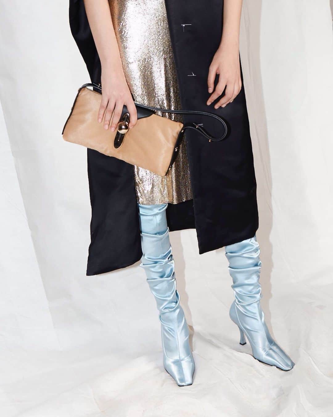 プロエンザスクーラーのインスタグラム：「Shine on  A Fall Winter 2020 runway look by @ulrichknoblauch_  #proenzaschouler」