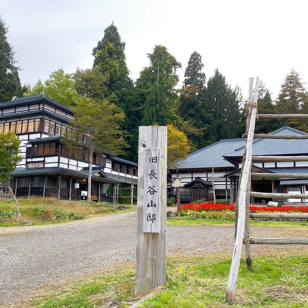 bon ponさんのインスタグラム写真 - (bon ponInstagram)「10月17日〜18日、秋田県雄勝郡羽後町田代地方にある「鎌鼬美術館」へ行ってきました。 仙台から東北自動車道を北上し、秋田自動車道に入り、横手ICから湯沢方面へ。高速を降りて西馬音内を抜けて到着するまで約3時間の道のりでした🚗 ＊ 【鎌鼬美術館について】 秋田県出身で、前衛芸術「暗黒舞踏」の創始者、戦後を代表する舞踏家の一人、土方巽(ひじかた たつみ　1928-1986)。 昭和40年(1965)、写真家の細江英公とともに秋田県南部に位置する羽後町の山村・田代を訪れた土方は、稲刈り真っ最中の9月26・27日 の2日間滞在し、住民と触れあい、時には驚かしたりしながら、村を舞台に撮影を行いました。 その後、この田代村での記録がのちに傑作写真集「鎌鼬(かまいたち)」として結実しました。鎌鼬とは、旋風に乗って現れ、瞬時に去っていく妖怪の名。土方たちは、突然村を訪れた自分たちを鎌鼬に例えたのでしょう。 そんな傑作の舞台となった地・秋田県羽後町田代に、土方の没後30周年に当たる平成28年10月、大地主の邸宅・旧長谷山邸の母屋の中の土蔵を改装して「鎌鼬美術館」が開館しました。館内には土方の写真パネル約10点や「鎌鼬」の初版本など、貴重な品物が並んでいます。 ＊ いつか行ってみたいと思っていた「鎌鼬美術館」に、やっと行くことができました。 稲刈りが終わった田んぼ、茅葺き屋根の家、日本の農村の原風景が広がっていました。 ここで、この地で、あの「鎌鼬」の撮影が行われたのかと思うと感無量でした。 刈った稲を掛ける『ハサ掛け』の上に佇む土方巽、赤ん坊を抱いて田んぼを疾走する土方巽の姿が浮かんでくるようでした。 ＊ 明治15年に建築された、旧田代村（現在の羽後町田代地区）の大地主・長谷山家の邸宅である旧長谷山邸の内部も見学することができます。 ・ ・ #鎌鼬美術館 #土方巽 #細江英公 #旧長谷山邸 #秋田を旅しよう #夫婦 #60代 #ファッション #コーディネート #リンクコーデ #夫婦コーデ #グレイヘア #白髪 #共白髪 #couple #over60 #fashion #coordinate #instafashion #instagramjapan #greyhair #grayhair #bonpon #bonpon511」10月20日 21時26分 - bonpon511