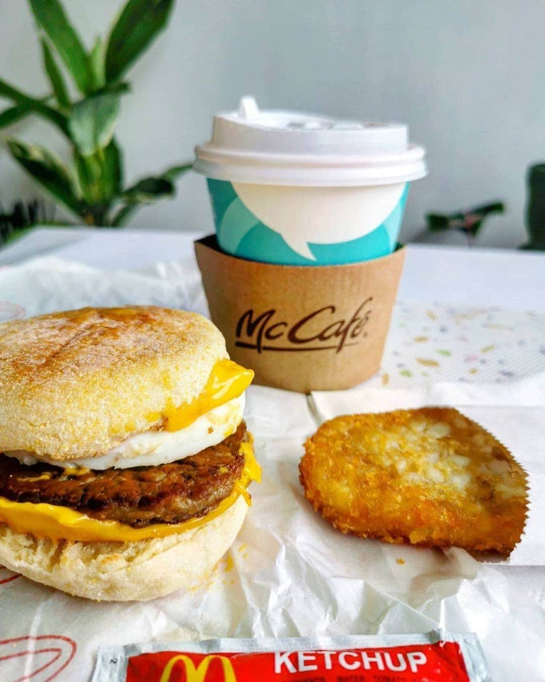 McDonald's Philippinesのインスタグラム：「Grab your fave McDo breakfast tomorrow to start the day right like @lagingbusog. 🍳 ☀️  Order from home with the McDelivery.」