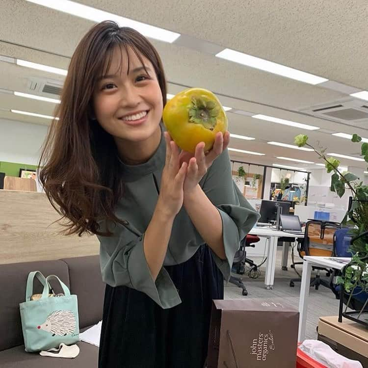 松下由依さんのインスタグラム写真 - (松下由依Instagram)「だいすきな大好きな柿を やさしい優しい山田としあきさんより いただきました🤤  嬉しいおおきい  #柿のアクセントかなりむずい #柿と牡蠣」10月20日 21時29分 - matsushita_yui_kbc