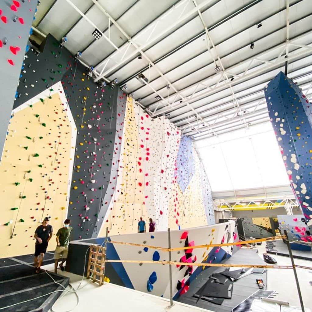 クリス・シャーマさんのインスタグラム写真 - (クリス・シャーマInstagram)「Can’t wait to share this with you all very soon!  So much heart and soul has gone into making this place the best climbing gym ever! Huge props to my wife @alarconjimena and the amazing work from our team and partners for bringing this dream into reality! @trublueclimbing @petzl_official @tenayaclimbing @ferdacosta_psic @giancolafoto @fmanguis @maximropes @climbskinspain @joseramontorrezea @luis_munyoz @gorkamedinamartinez @ivivaldi @sharmaclimbing @sharmaclimbingmadrid @sharmaclimbingbcn  @climbholds」10月20日 21時31分 - chris_sharma