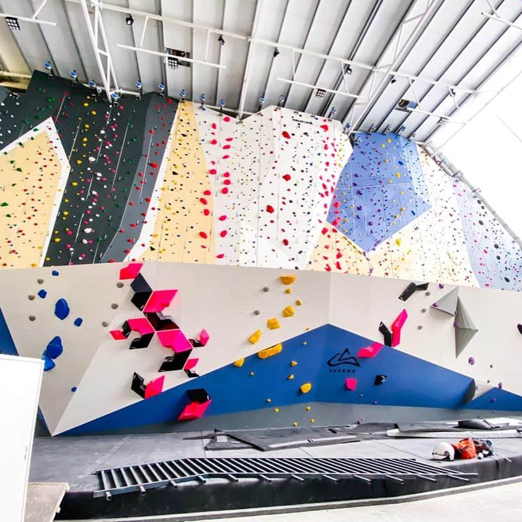 クリス・シャーマさんのインスタグラム写真 - (クリス・シャーマInstagram)「Can’t wait to share this with you all very soon!  So much heart and soul has gone into making this place the best climbing gym ever! Huge props to my wife @alarconjimena and the amazing work from our team and partners for bringing this dream into reality! @trublueclimbing @petzl_official @tenayaclimbing @ferdacosta_psic @giancolafoto @fmanguis @maximropes @climbskinspain @joseramontorrezea @luis_munyoz @gorkamedinamartinez @ivivaldi @sharmaclimbing @sharmaclimbingmadrid @sharmaclimbingbcn  @climbholds」10月20日 21時31分 - chris_sharma