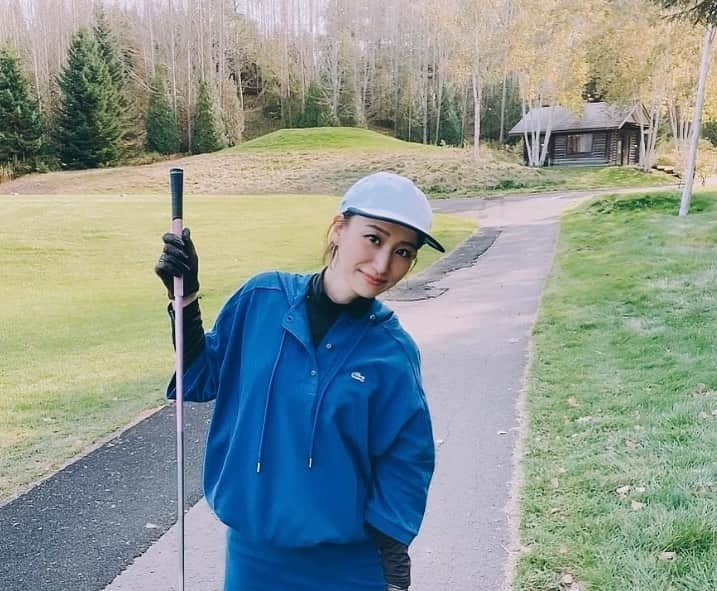 伊藤沙菜さんのインスタグラム写真 - (伊藤沙菜Instagram)「・ 今年最後のコースにて⛳️ 来年は100切りしたるかんな😤🔥 ㅤㅤㅤㅤㅤㅤㅤㅤㅤㅤㅤㅤㅤ ここだけの話しコースに出ると後半飽きてくる🙄 #集中力なさすぎw  上手くなったらやり足りなくなるのかな？🙄w  だがしかし前半の楽しさの方が勝ってやめられない🙄  まぢここだけの話しな🙄笑う ㅤㅤㅤㅤㅤㅤㅤㅤㅤㅤㅤㅤㅤ ワンピとキャップはラコステです🐊💙 #北海道　#北海道ゴルフ　#ゴルフ　#golf #ゴルフ女子　#ゴルフ女子コーデ」10月20日 21時32分 - 37room_official