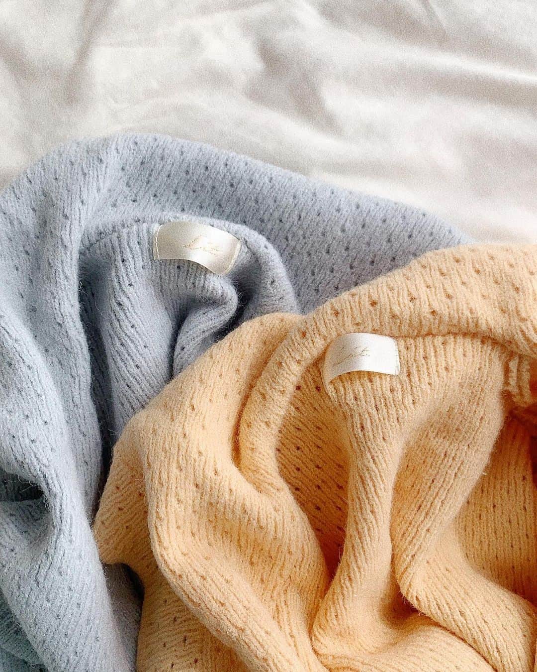 中谷愛のインスタグラム：「こないだちらっとストーリーに載せた、 Lit.のnewアイテム、big collar cardigan..🤍 秋冬に着るシャーベットカラーって新鮮ですきぃ。🍊🥣 そしてさりげなーくドット柄なのも..🔍 10/23.発売予定です🦮 #lit.」