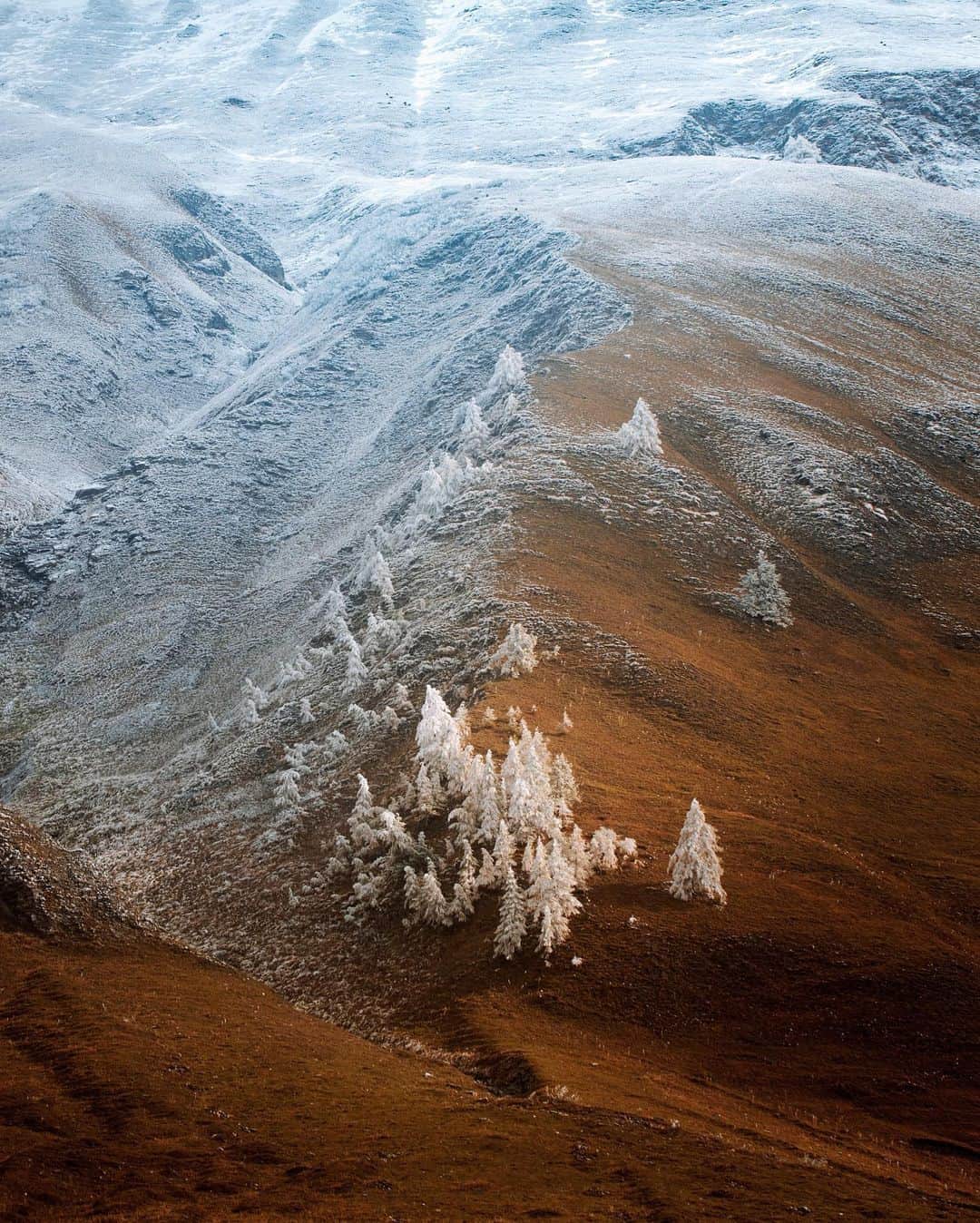 Alex Strohlさんのインスタグラム写真 - (Alex StrohlInstagram)「Winter meets autumn in the Swiss Alps」10月20日 21時32分 - alexstrohl