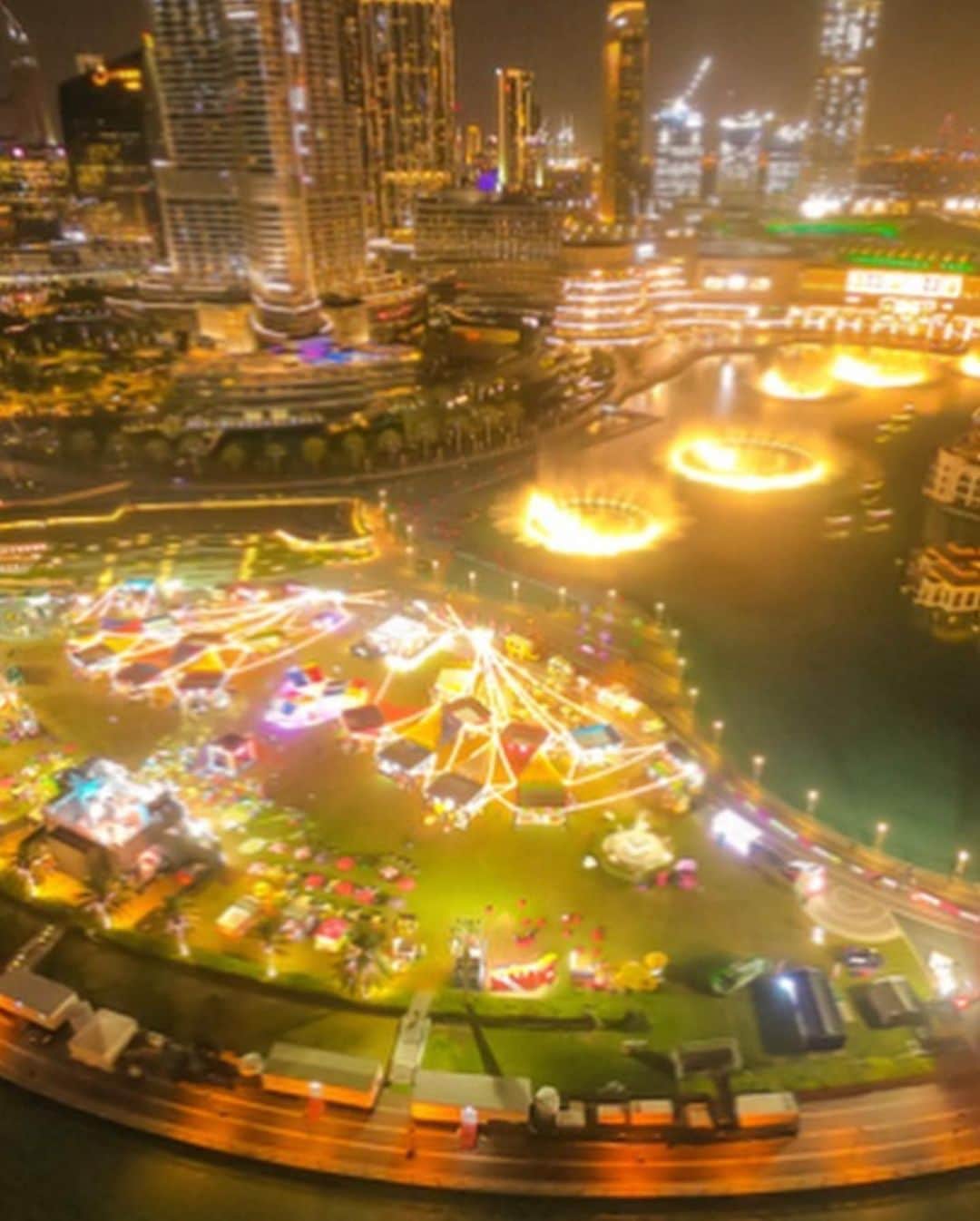 Rieさんのインスタグラム写真 - (RieInstagram)「ドバイ最大のセールイベント  Dubai Shopping Festivalの  開催日に合わせて  ドバイ政府による  アウトドアバザール 「Market Outside The Box」（MOTB）が  今年も開催されます  ドバイでもっとも期待されている  このイベントの昨年の来場客数は  20万人を超え、  93ブランドが出店！  今年のテーマは、「NEWTRO」  「New」と「Retro」の2つの  単語を組み合わせたもの  そして今回は、なんと！  日本と韓国のトレンドに  フォーカスしています  👗ファッション 🎵ポップカルチャー 🍱フード  が出店可能です。  日程は  クリスマスとニューイヤー時期を含む  12月17日（木）〜1月2日（土）になります。  世界を繋ぐハブ都市として  世界中の人々が集まるここドバイ  世界一の高層ビルのブルジュカリファーと  世界最大のショッピングモール  ドバイモール に隣接した  立地条件の良い会場で出店出来ます。  自社のプロダクトのテストマーケティング  プロモーションにもご活用出来ると思います。  ブースのサイズも大小様々です。  ご興味がある方は  @jwdevent がご出店の  お手伝い出来ますので  是非ご連絡ください。  #ドバイイベント #ドバイ情報 #ドバイ政府 #ドバイ #motb #marketoutsidethebox  #burjpark  #dubaievent」10月20日 21時38分 - rie_dubai