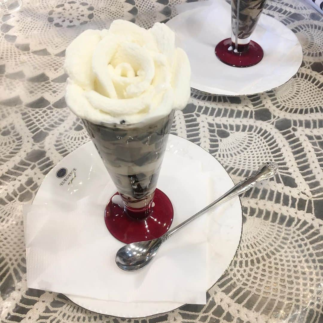 山田如凜さんのインスタグラム写真 - (山田如凜Instagram)「絶品のコーヒーゼリーパフェ🍨 ㅤㅤㅤㅤㅤㅤㅤㅤㅤㅤㅤㅤㅤ バニラのアイスクリームでできている 一輪の白い薔薇が素敵すぎる♡ アイスとコーヒーゼリーの相性が良すぎて また早く食べにいきたいなぁ~ ㅤㅤㅤㅤㅤㅤㅤㅤㅤㅤㅤㅤㅤ」10月20日 21時41分 - rin____1996