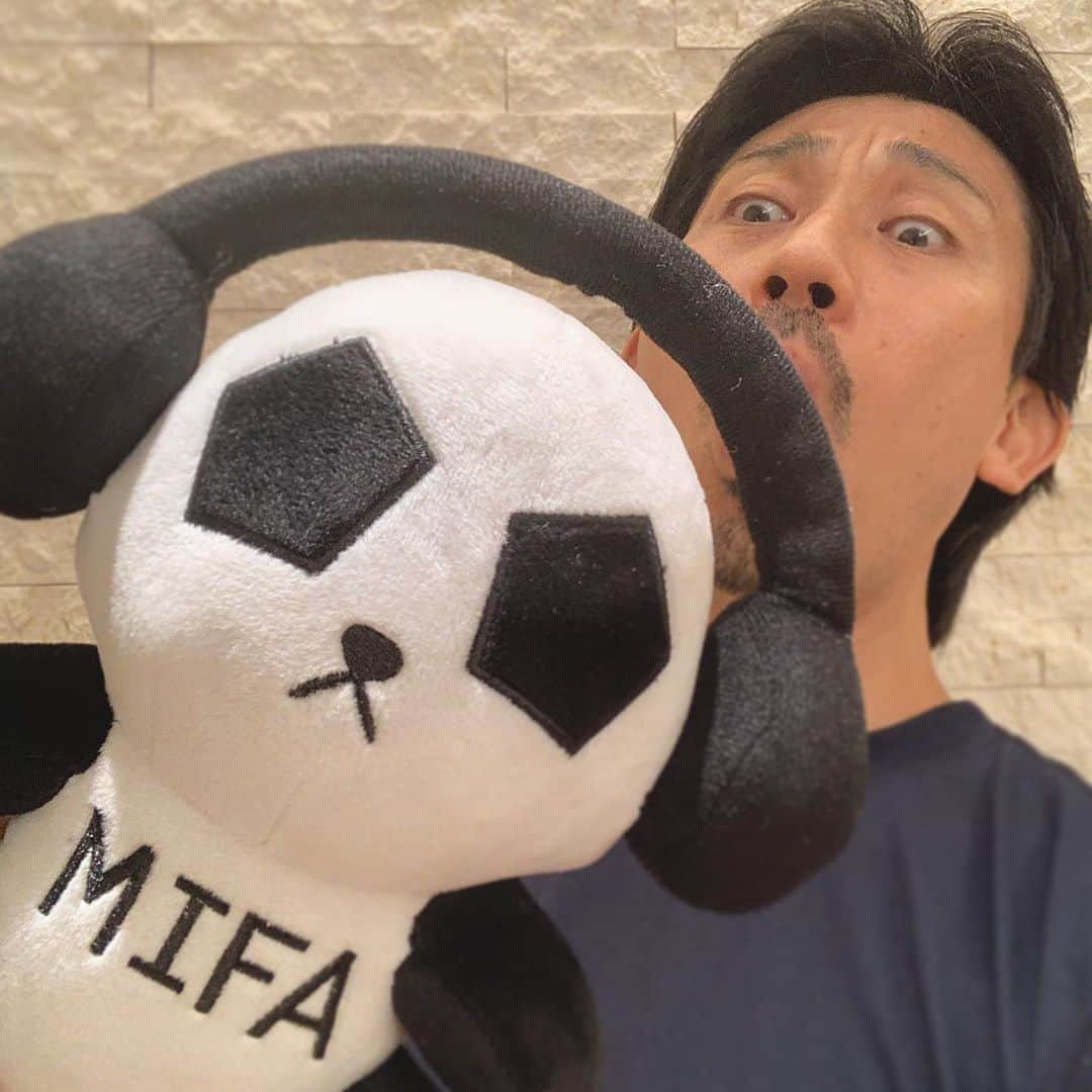 百瀬俊介のインスタグラム：「ミファンダってやつが我が家に来たぜ❗️ Wikipediaで調べるとミファンダはMIFAのマスコットキャラクターでMIFA所属のタレントらしい🤩 タレント？笑 Mr.Childrenのボーカル桜井和寿さんとラテン兄さんGAKUさんの2人で構成されるウカスカジーの全国ツアーのステージやMIFA Football Parkのイベントなどに出演経験があるらしい！ 一度も自分がMIFAで主催するMOMO CUPに来てくれたことないのに🤣🤣🤣 いつかMOMO CUPに遊びに来てくれないか今夜はテキーラ飲みながら交渉したいと思います！笑  #mifafootballpark #ミファンダ #ウカスカジー #パンダではないよ #mifa」