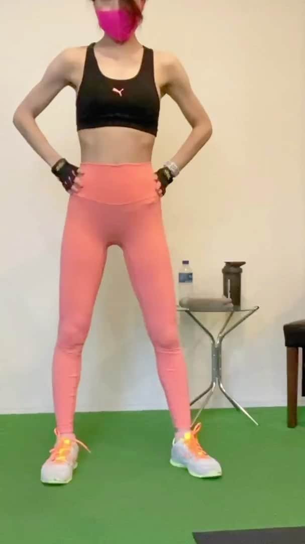 しろまっするのインスタグラム：「Try this no equipment, little home HITT workout a movie 🎥   トップ画が顔どあっぷすぎたので、再投稿致しました(笑)  道具無しで出来るトレーニング。 何故か私がやるときつそうに見えないんだけど、キツかった～🔥(笑)  最近ジム行けてなくて、、下半身トレーニング逃げてるからそろそろやらなくては╰(‘ω’ )╯三（笑）  なるべく深く身体を落としてやってみて下さい。 落とした分強度が上がります😵💥💥💦  #instafit #fitnessjourney #fitjourney #fitnessgirl #workoutmotivation #gymmotivation #fitnessforlifestyle #fitnessforhealth #iloveworkout #workoutvideo #workouteveryday #gluteworkout #legdayworkout #ジム女子 #パーソナルトレーニング #お尻トレーニング #トレーニング動画 #筋トレ動画 #美ボディメイク #メリハリボディ #くびれ作り #食べて動く #身体作り #筋トレ女子 #腹筋女子」