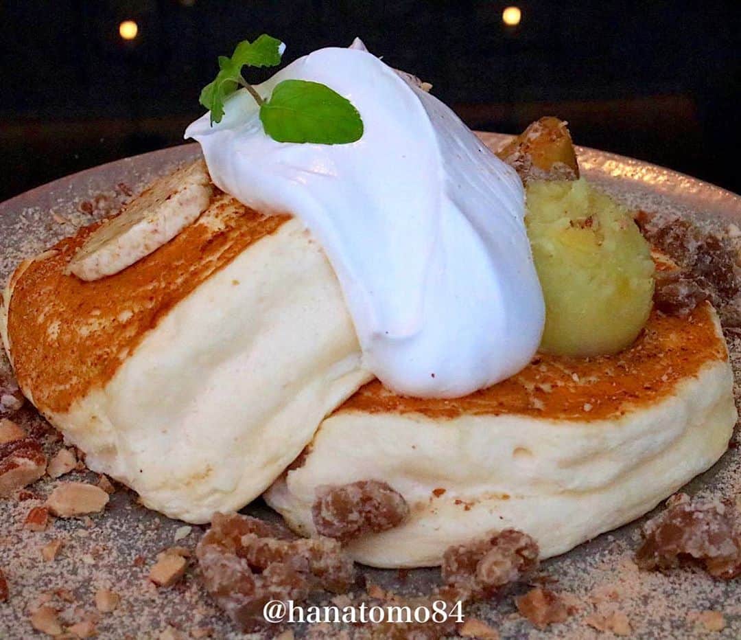 のインスタグラム：「. . .  横浜・みなとみらいの「ぴあアリーナMM」2階にある 『ALL DAY CAFE & DINING “THE Blue Bell”』 . こちらのお店はNYスタイルの本格的な釜焼きピザや パンケーキが楽しめるカフェダイニングです。 . そんな人気カフェから秋の新作パンケーキが登場！ . その名も「4種マロンのドレッシーパンケーキ」※1,600円 . リコッタチーズを入れたパンケーキ生地に マロングラッセや自家製栗きんとん、マロンクリーム アップルコンポートなどを合わせた秋らしい一品です。 . リコッタチーズは一般的なパンケーキに比べて 約1.5倍の量という贅沢さ！ 口当たりが良くとろける食感が最大の魅力です。 . 甘みのあるマロングラッセやマロンクリームとも相性◎！ . 店内はオシャレで居心地もバツグン！ テラス席もあるのでゆっくり過ごせるよ！ . こちらのパンケーキは 10月12日(月)〜11月30日(月)までの期間限定！ . 気になる方はぜひ食べに行ってみて！ . ————————————————— . 店名 : 『ALL DAY CAFE & DINING “THE Blue Bell”』 (オールデイカフェダイニング ブルーベル) 住所 : 神奈川県横浜市西区みなとみらい3-2-2 営業時間 : 11:00〜20:00(L.O.19:00) ※現在、短縮営業中 ※平日のみランチ 11:00〜15:00 電話番号 : 045-211-4162 席数 : 81席 定休日 : なし . みなとみらい駅 1番出口から徒歩7分 . ————————————————— . #東京スイーツ #東京カフェ #パンケーキ #PR #横浜カフェ #横浜スイーツ #はなとも横浜」