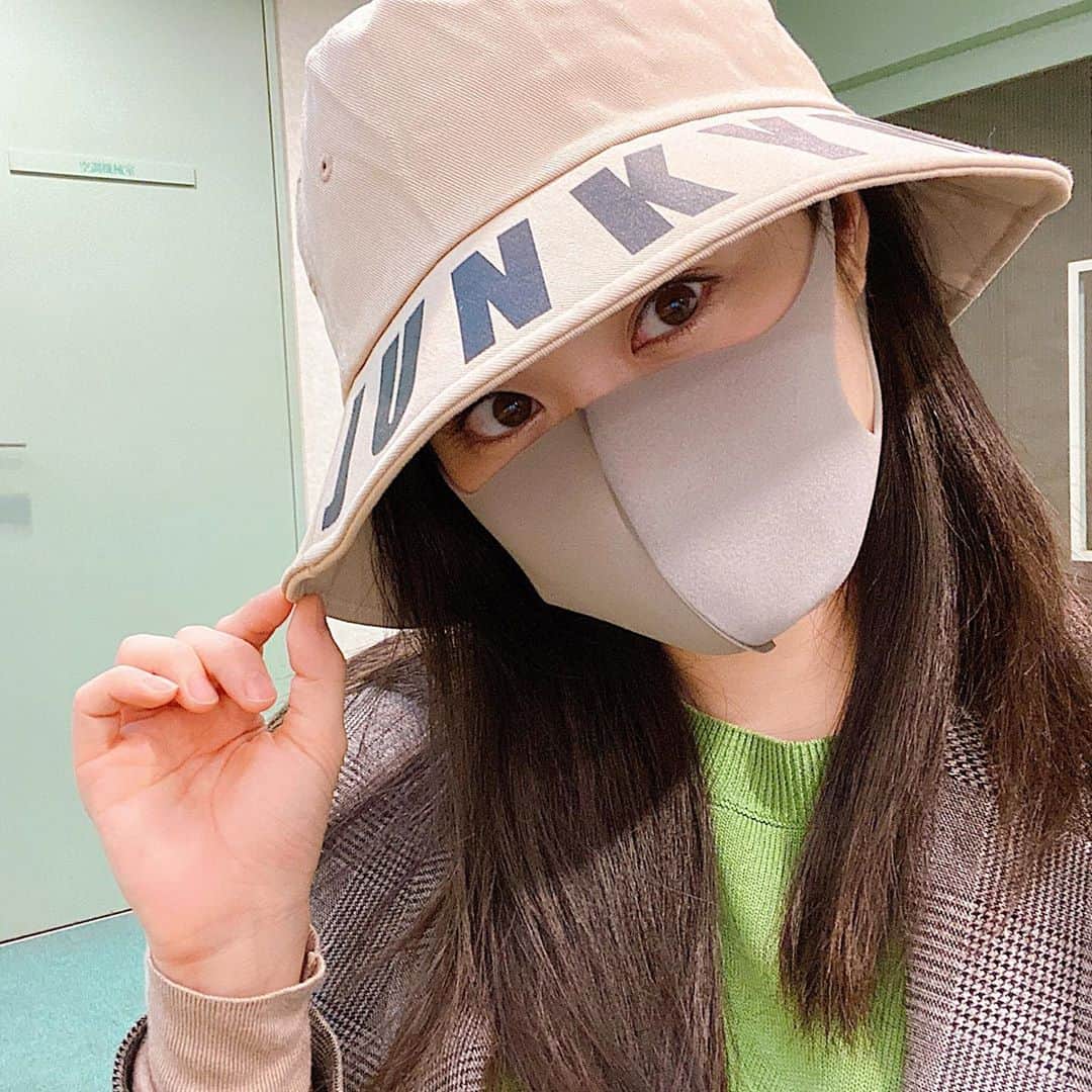 鈴木芳奈のインスタグラム：「なんとなんと 事務所先輩和合さんがモデルをされている #junkymood さんの、形が良すぎるバケットハットとミラーになっていてめちゃ便利なあいほんケース可愛すぎて即ゲットしましたー♪ ゆるめカジュアルファッションがすきだから、アウターも可愛いしロンTもかわええ…🤤愛用しますっ  #fashion @junkymood @wagoshin1」