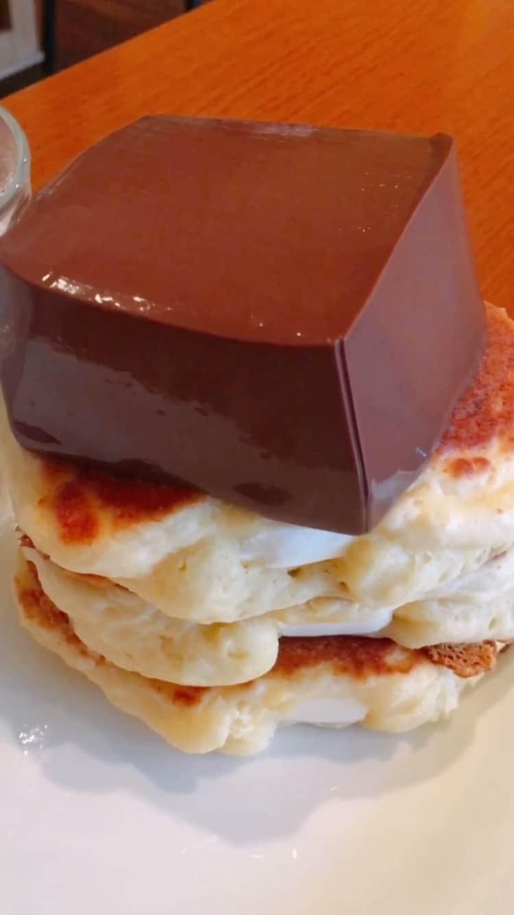 のインスタグラム：「インパクト大‼️超濃厚チョコババロアパンケーキ😋 . 詳しくは#りんりんチョコスイーツまとめ  で✨ . #チョコ#チョコレート#川越カフェ#埼玉カフェ#パンケーキ#pancake#エッグムーンカフェ#eggmooncafe #カフェ#カフェ巡り#東京カフェ#東京カフェ巡り#スイーツ #パンケーキ巡り」
