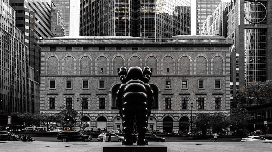 KAWSONEさんのインスタグラム写真 - (KAWSONEInstagram)「Grey day... 📷 #Repost @dbzzz_0921 #KAWS #racquetandtennisclub #SeagramBuilding #WhatParty #nyc」10月20日 21時52分 - kaws