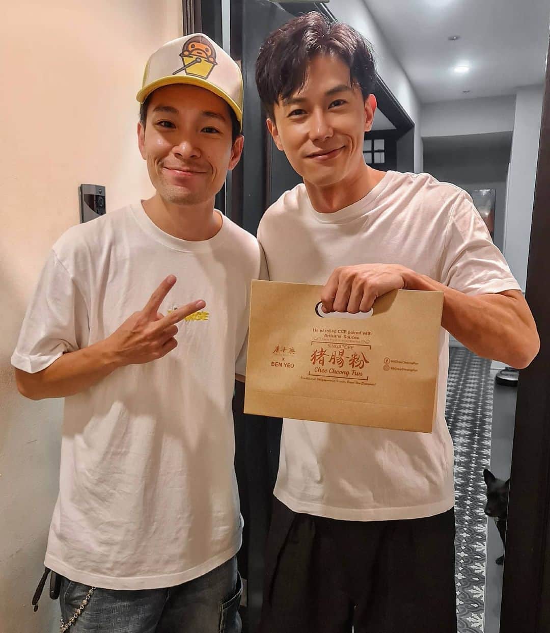 デスモンド・タンのインスタグラム：「The legendary gourmet chee cheong fun by @benyeo23! Thank you brother for delivering it personally. I can't wait to have it tomorrow for breakfast! Congrats on a new venture! '华仔'亲自送猪肠粉到我家耶，我太幸福了! 谢谢兄弟，太有心了!」