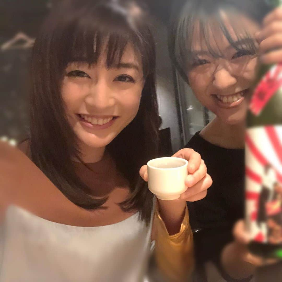 新井恵理那さんのインスタグラム写真 - (新井恵理那Instagram)「先日のオフ♪ まおぴー(#宇宙まお )と焼き鳥×ビール×日本酒×仕事話×恋話しました(o^^o)♪ 密かに購入していたまおぴーのアルバム特典に、サイン入れてもらったのでこれはもう家宝です( ＾∀＾) アラサーがんばるぞ( ・∇・)笑 #宇宙まお #bestmoment #焼き鳥 #ビール #日本酒 #新井恵理那 #centforce」10月20日 21時55分 - elina_arai