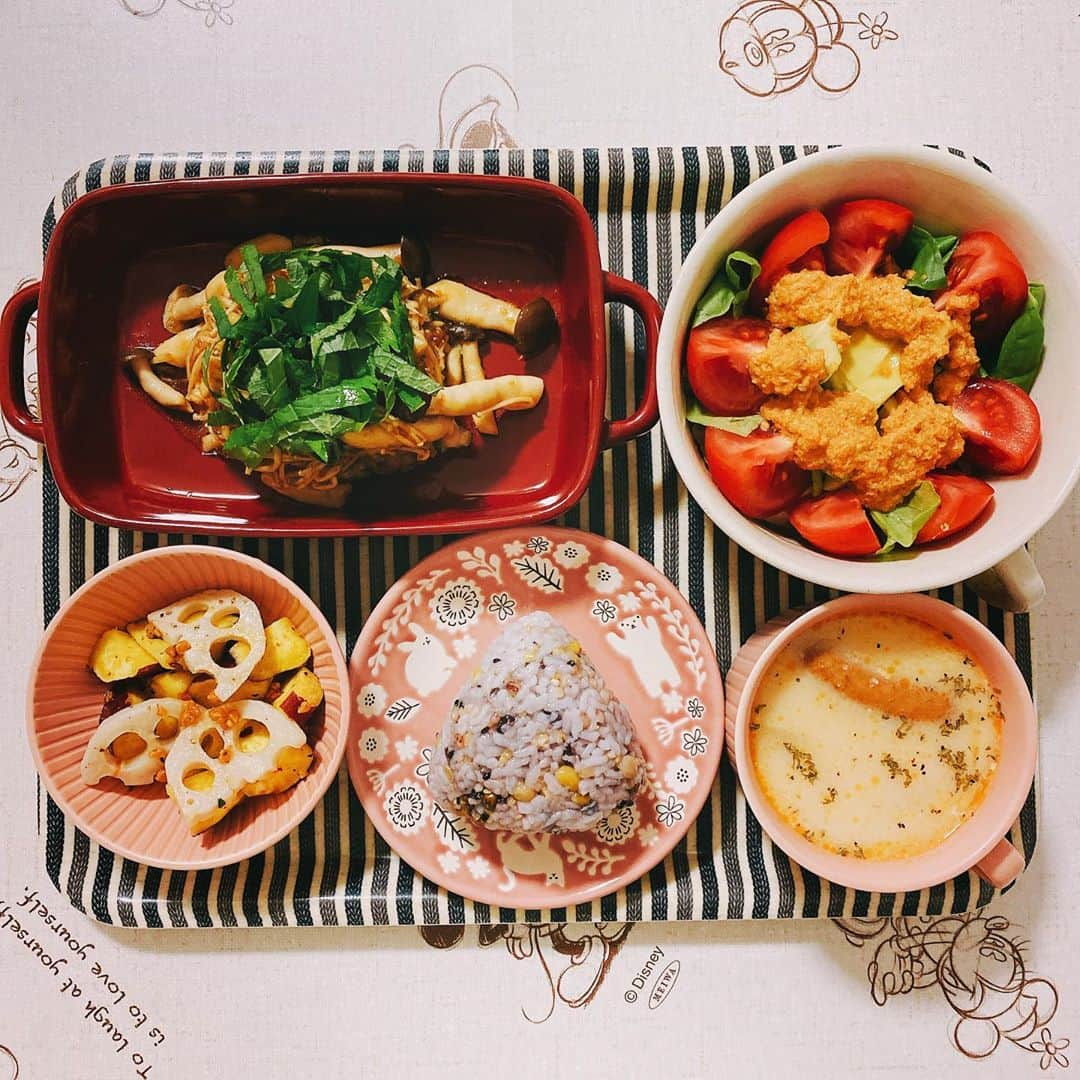 楠見藍子のインスタグラム：「本日の#おうちごはん🍙🍴( ¨̮ )✩ 秋っぽい献立になったきがする！ きのこと大葉に埋もれているのはハンバーグさんです(*´༥` *)ŧ‹”ŧ‹” ドレッシングに埋もれているのはアボカドさんです(*´༥` *)ŧ‹”ŧ‹” #ママ#ごはん#息子#男の子兄弟#5歳#1歳#OnigiriAction‬ ‪10/1-10/31まで、おにぎりにまつわる写真に #OnigiriAction を付けてSNSまたは特設サイト（onigiri-action.com）に投稿すると、協賛企業が寄付し、TABLE FOR TWOを通じて世界の子どもたちに給食５食が届きます🍙✨‬」